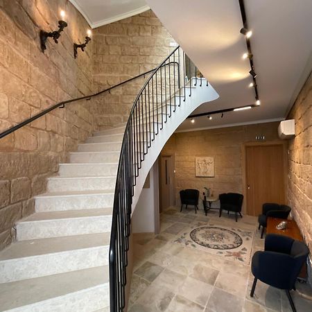 Le Voyageur By The Sea - Furnished Rooms Larnaca Bagian luar foto