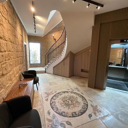 Le Voyageur By The Sea - Furnished Rooms Larnaca Bagian luar foto