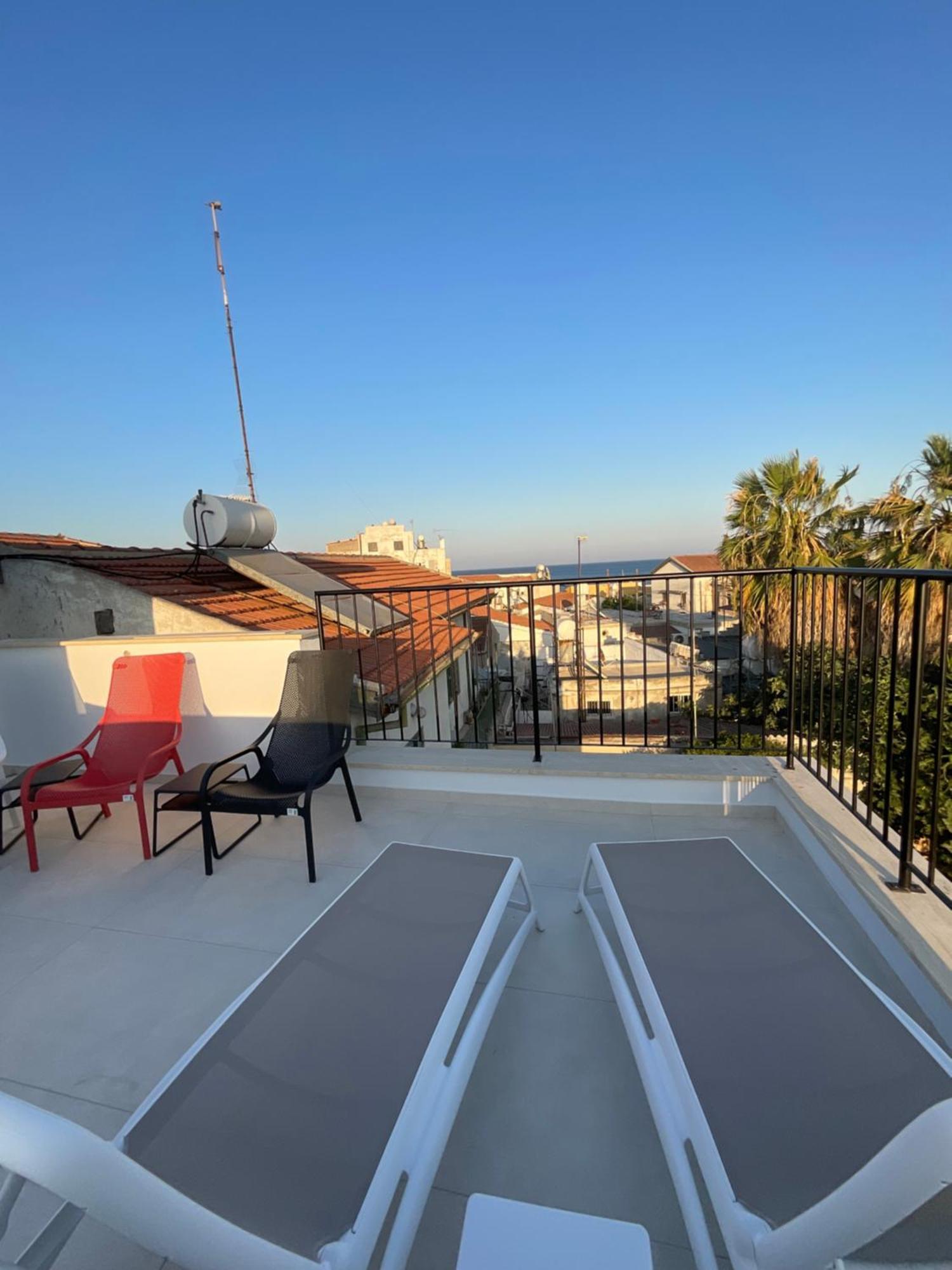 Le Voyageur By The Sea - Furnished Rooms Larnaca Bagian luar foto