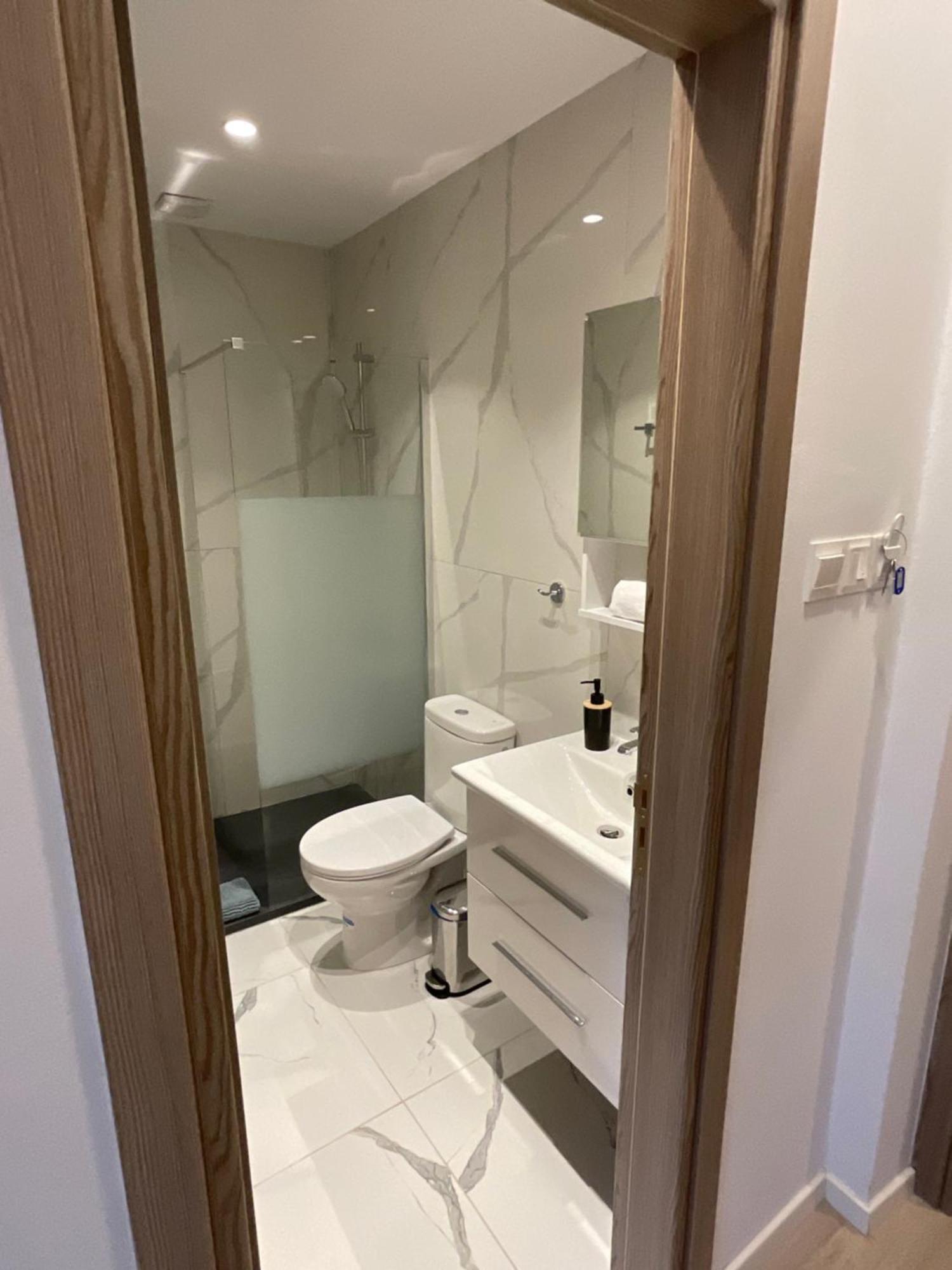 Le Voyageur By The Sea - Furnished Rooms Larnaca Bagian luar foto
