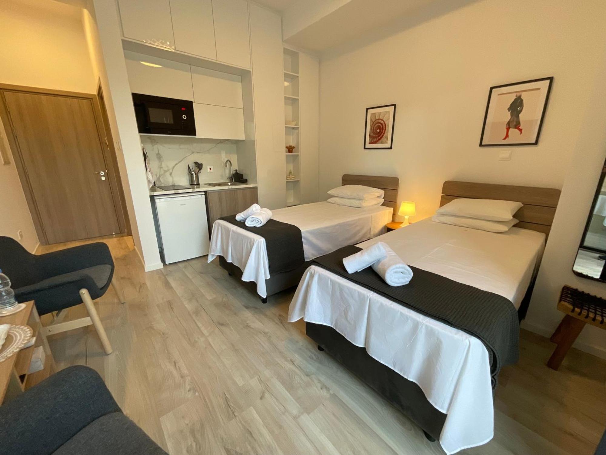 Le Voyageur By The Sea - Furnished Rooms Larnaca Bagian luar foto
