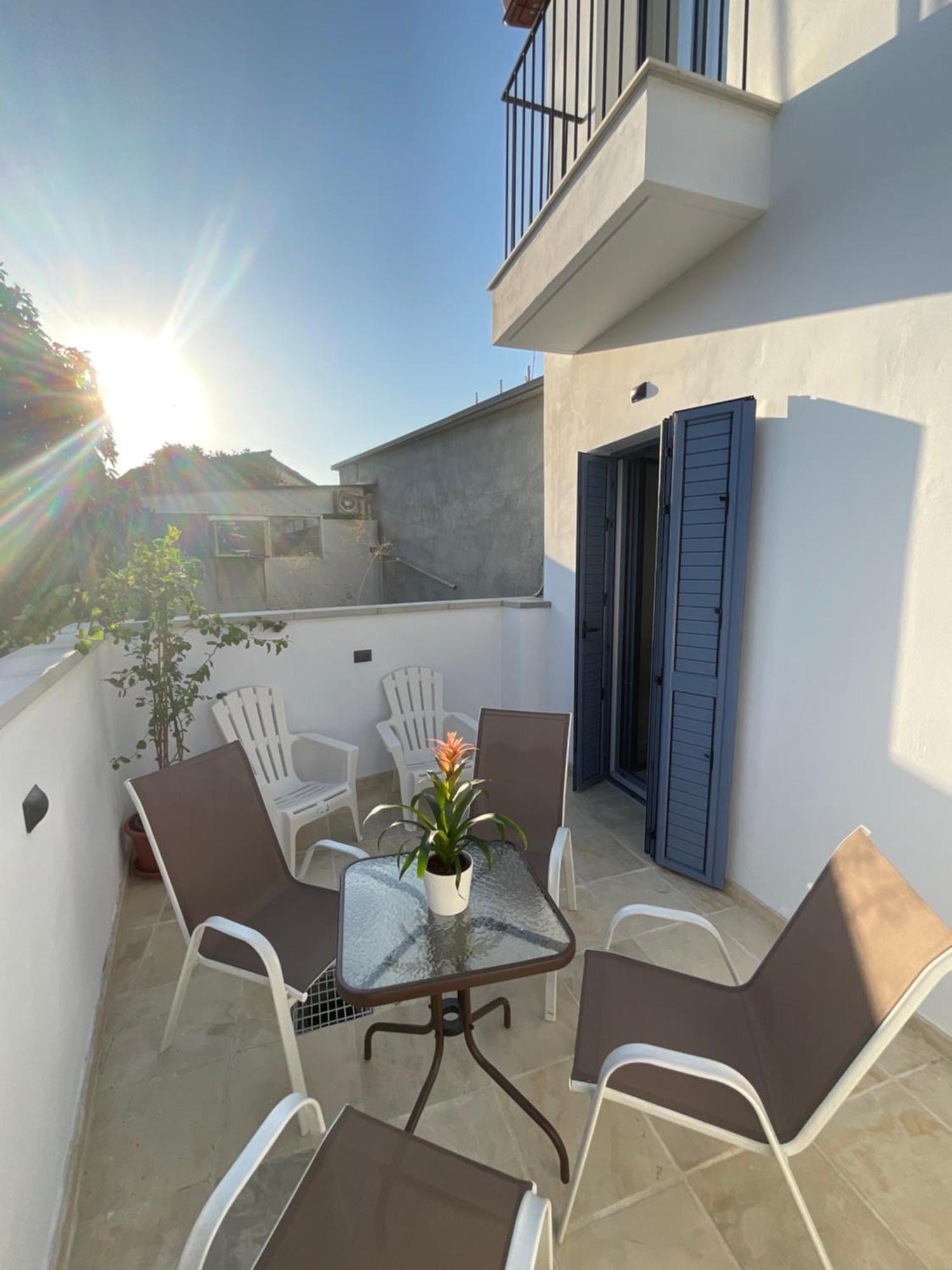 Le Voyageur By The Sea - Furnished Rooms Larnaca Bagian luar foto