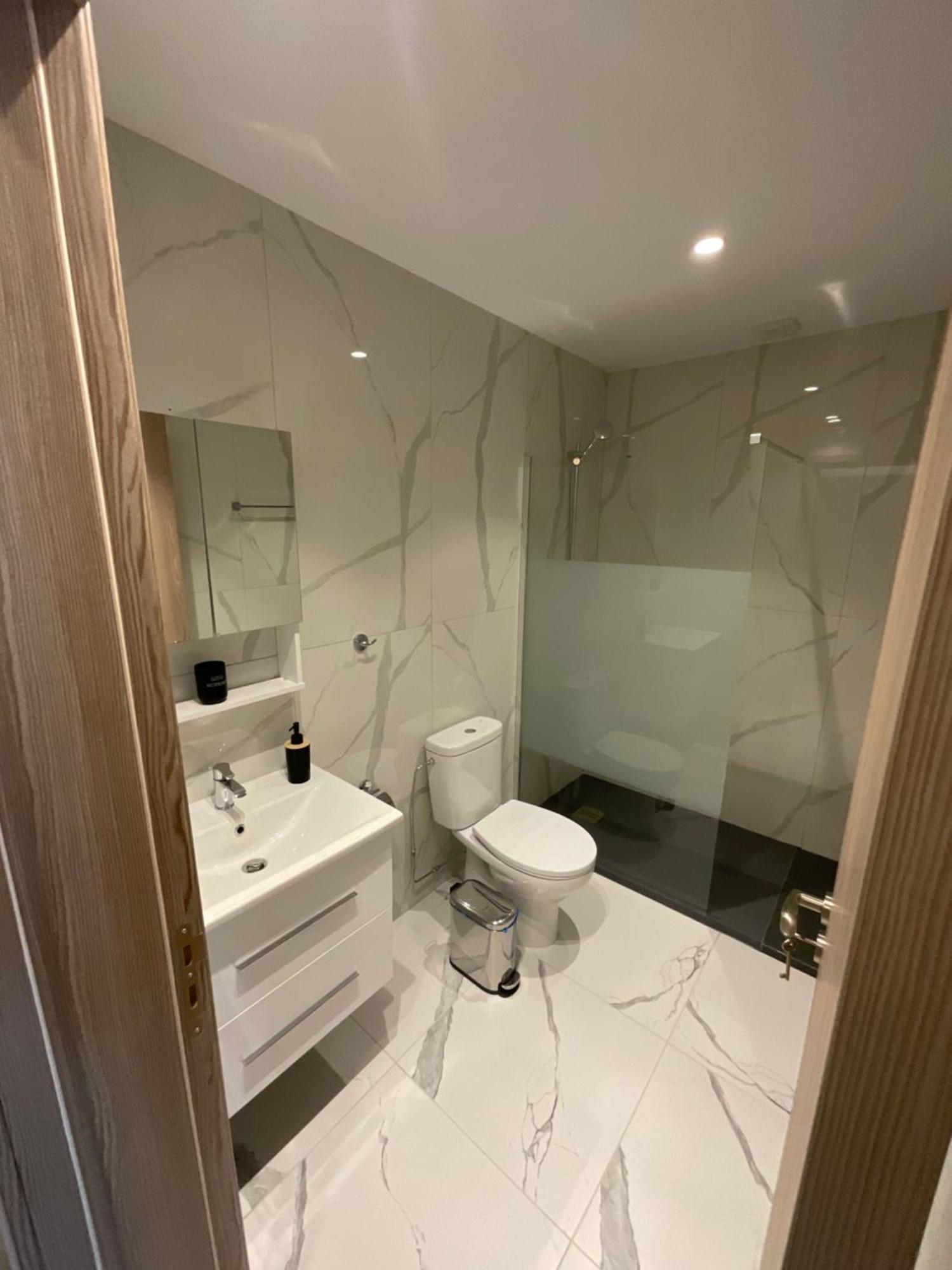 Le Voyageur By The Sea - Furnished Rooms Larnaca Bagian luar foto