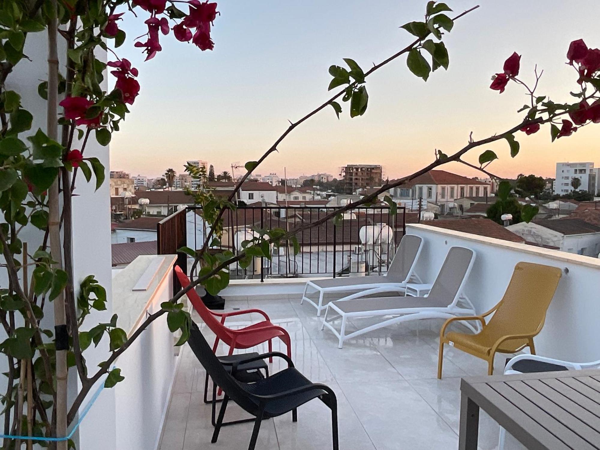 Le Voyageur By The Sea - Furnished Rooms Larnaca Bagian luar foto