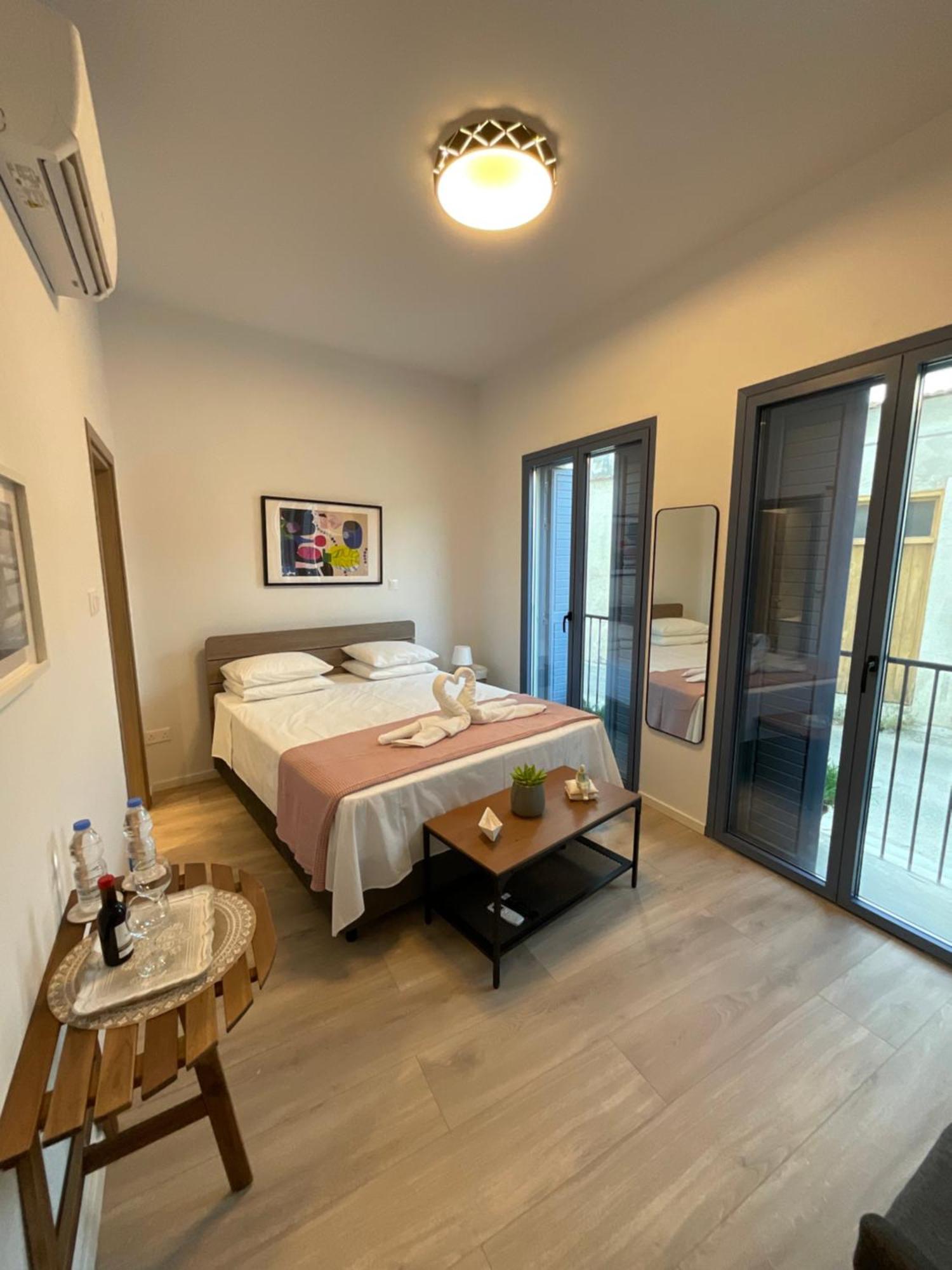 Le Voyageur By The Sea - Furnished Rooms Larnaca Bagian luar foto