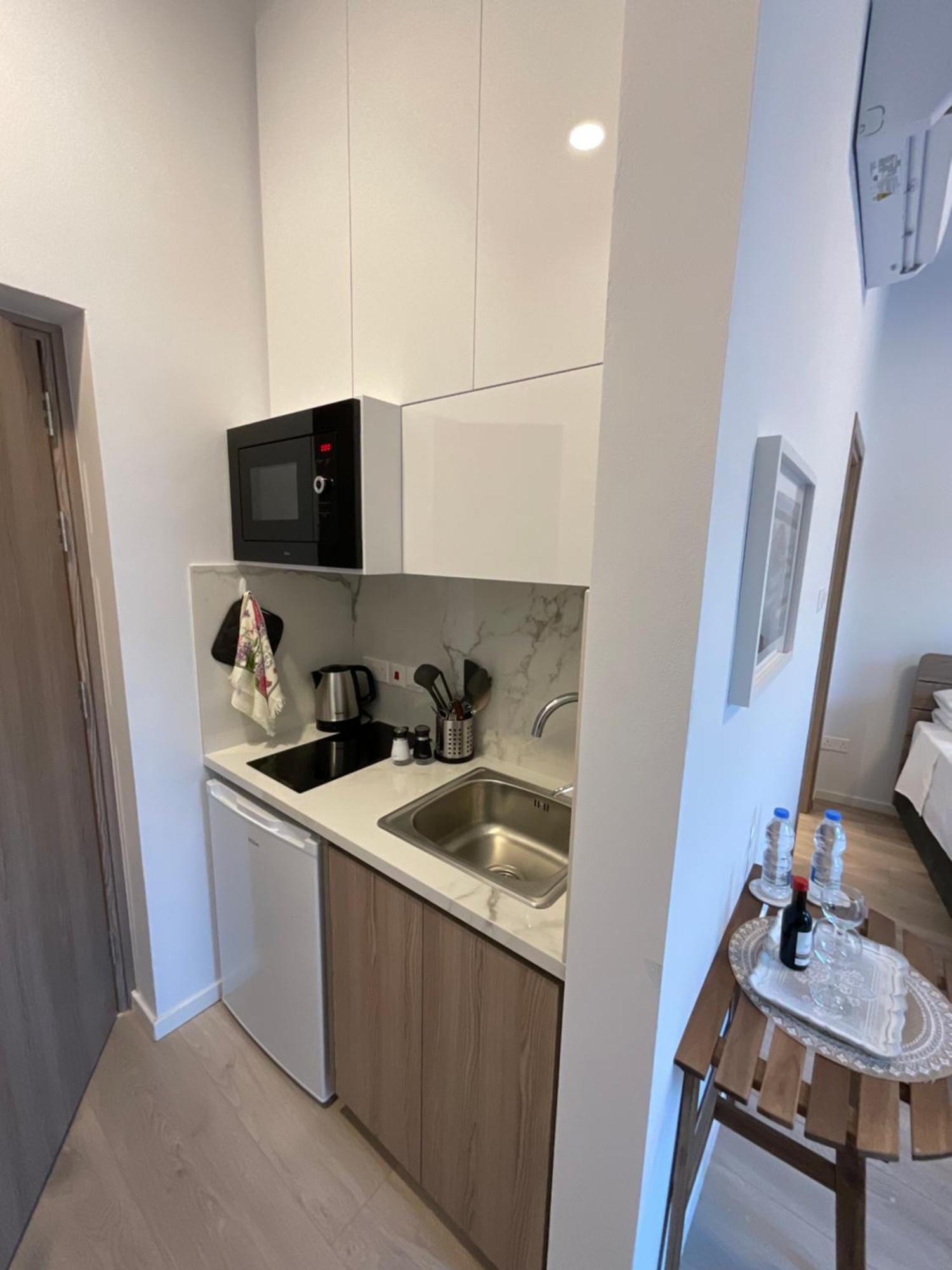 Le Voyageur By The Sea - Furnished Rooms Larnaca Bagian luar foto