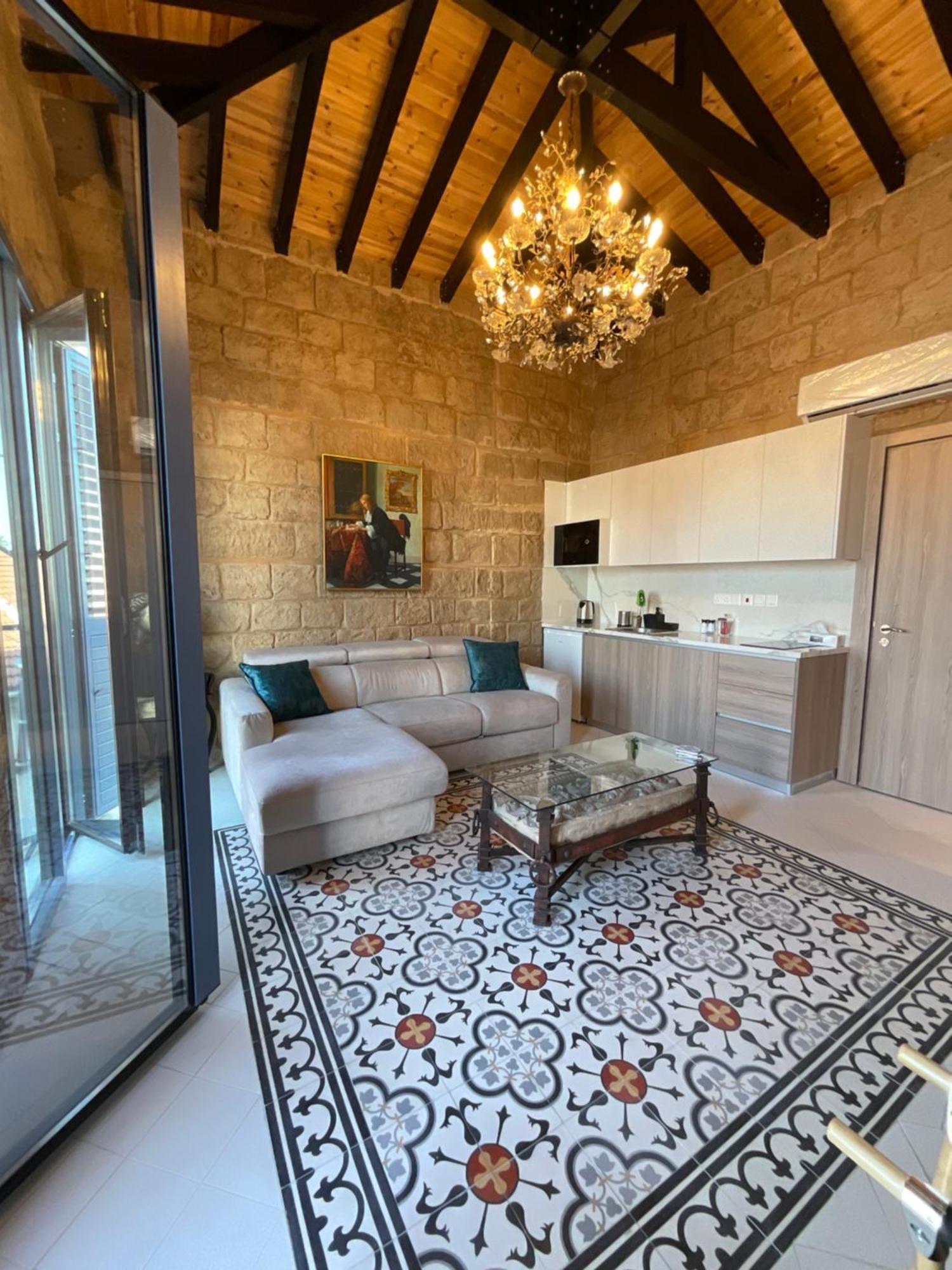 Le Voyageur By The Sea - Furnished Rooms Larnaca Bagian luar foto