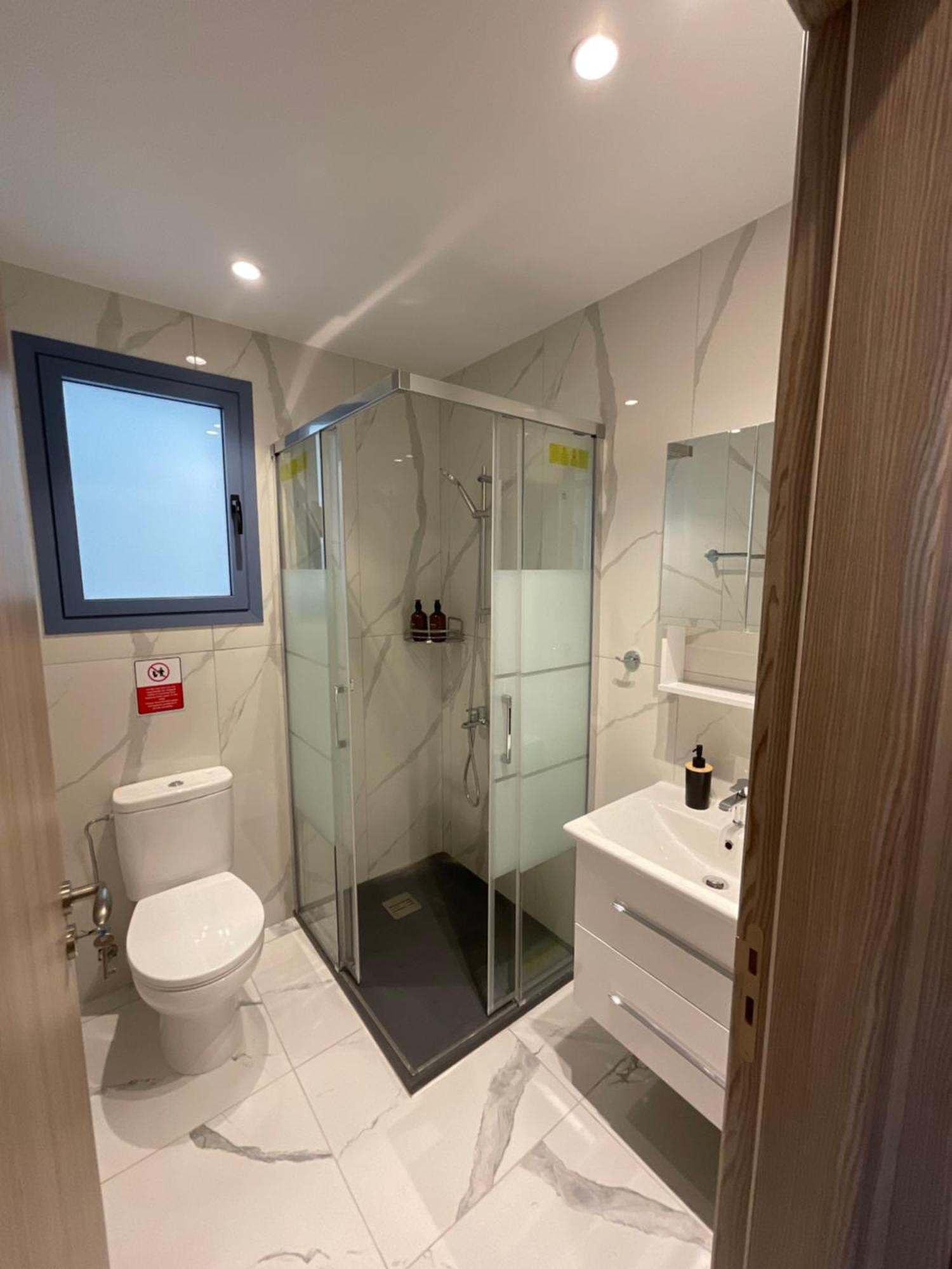 Le Voyageur By The Sea - Furnished Rooms Larnaca Bagian luar foto