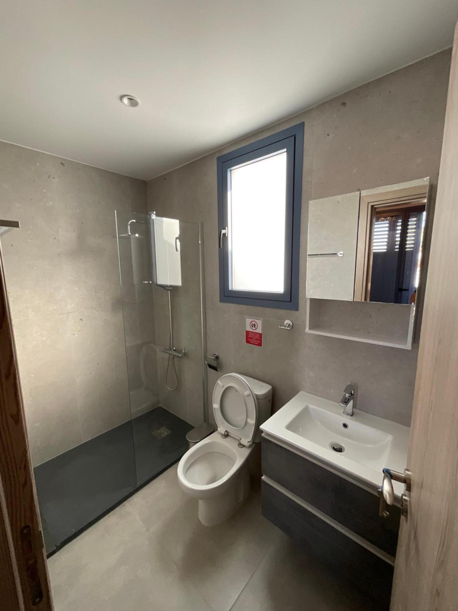 Le Voyageur By The Sea - Furnished Rooms Larnaca Bagian luar foto