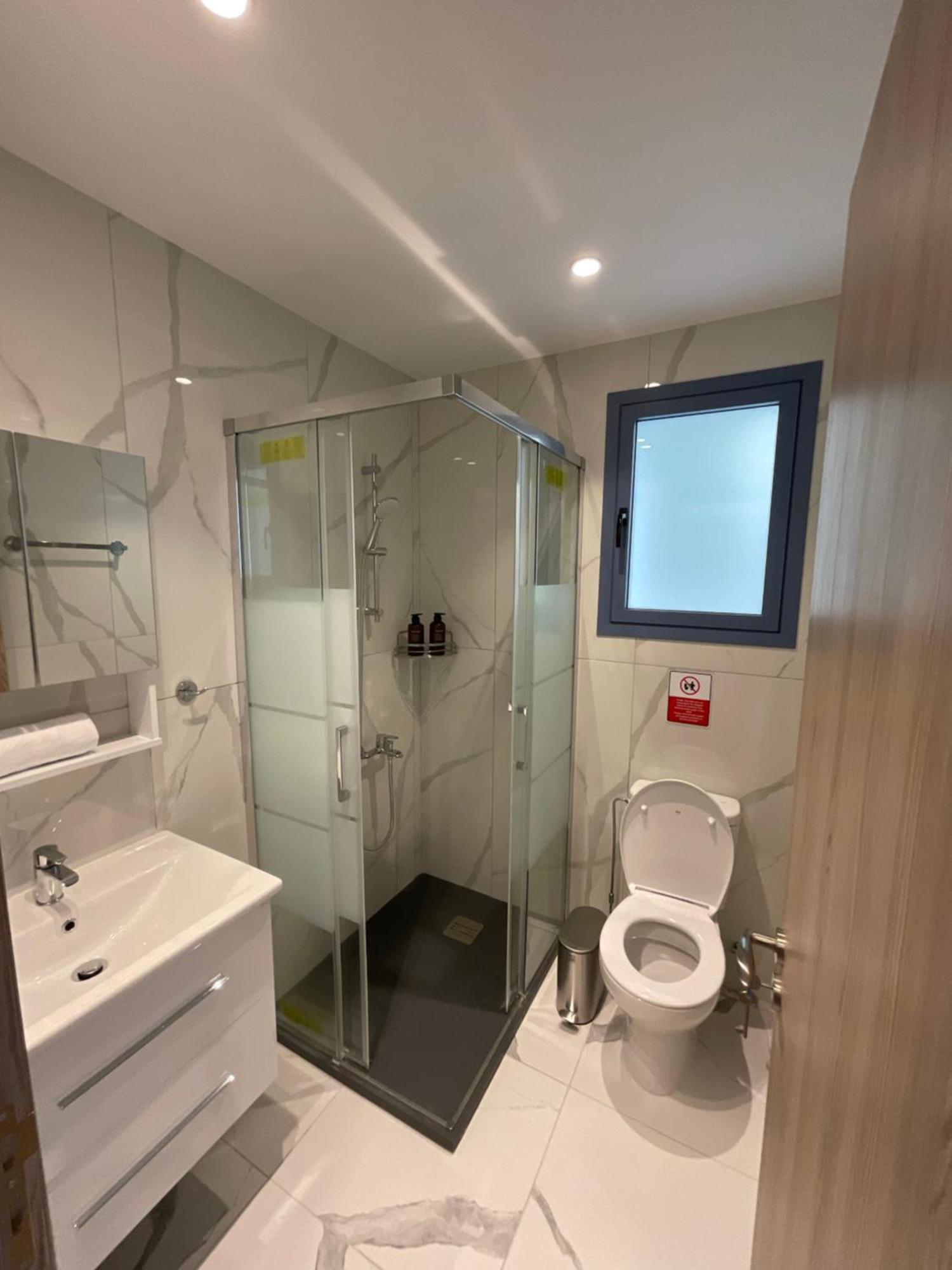 Le Voyageur By The Sea - Furnished Rooms Larnaca Bagian luar foto