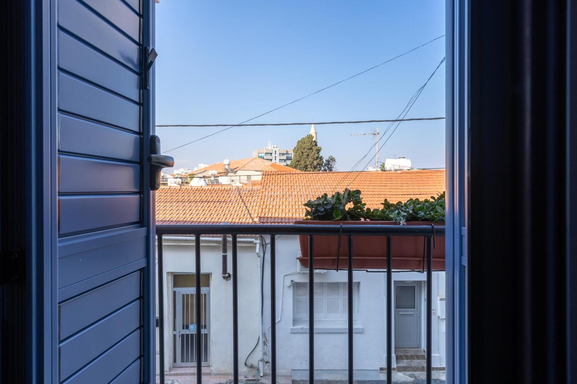 Le Voyageur By The Sea - Furnished Rooms Larnaca Bagian luar foto