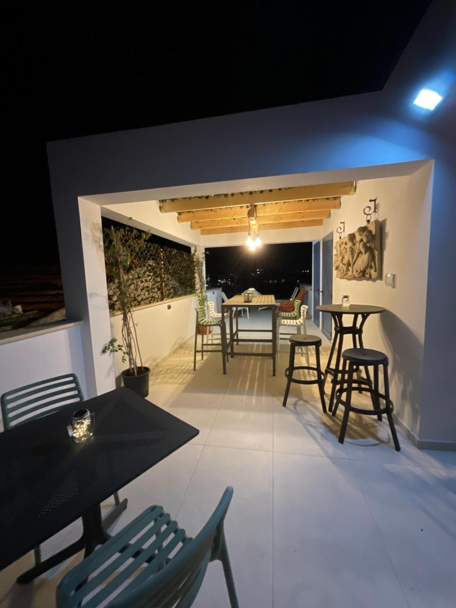 Le Voyageur By The Sea - Furnished Rooms Larnaca Bagian luar foto