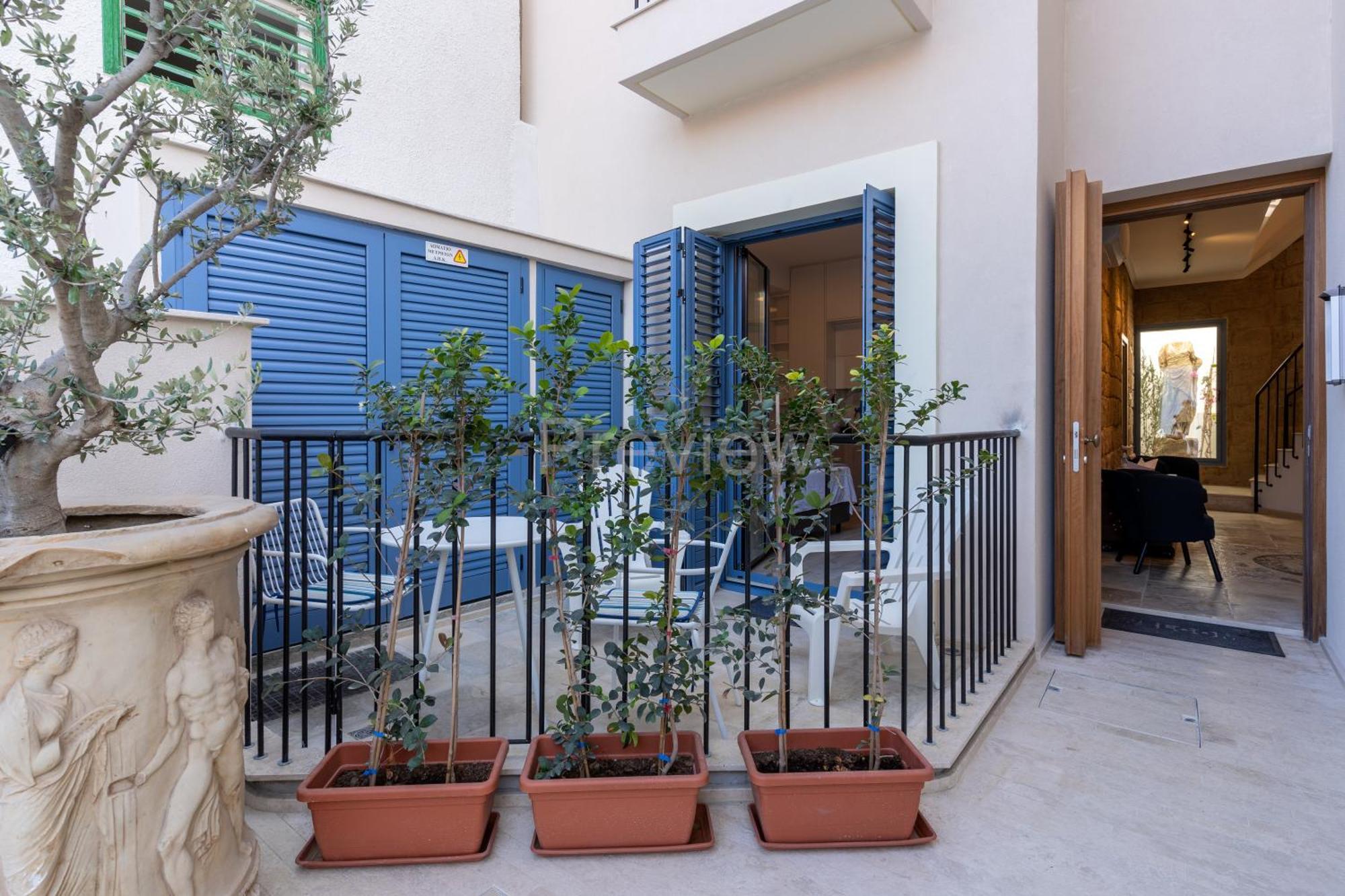 Le Voyageur By The Sea - Furnished Rooms Larnaca Bagian luar foto