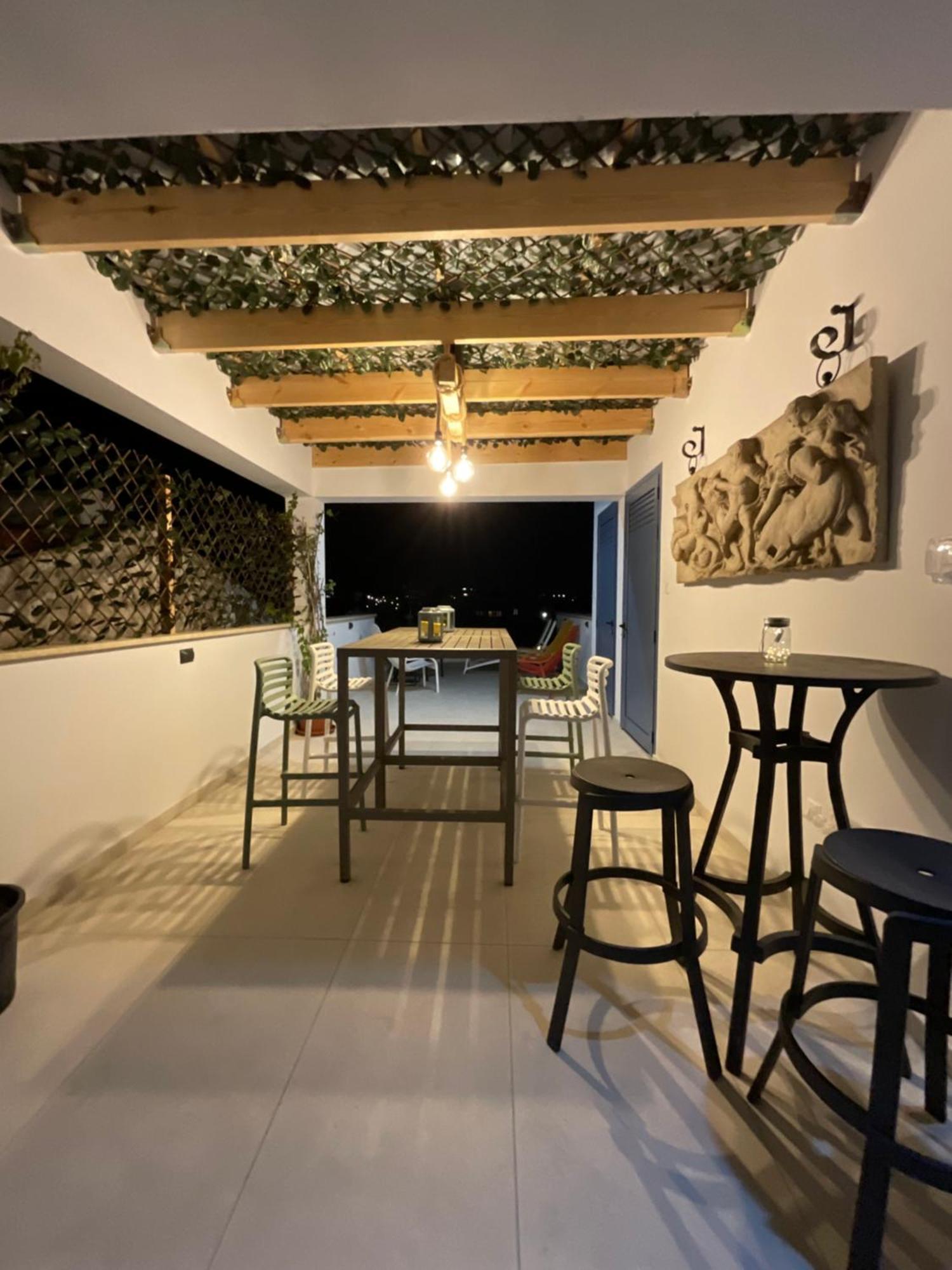 Le Voyageur By The Sea - Furnished Rooms Larnaca Bagian luar foto