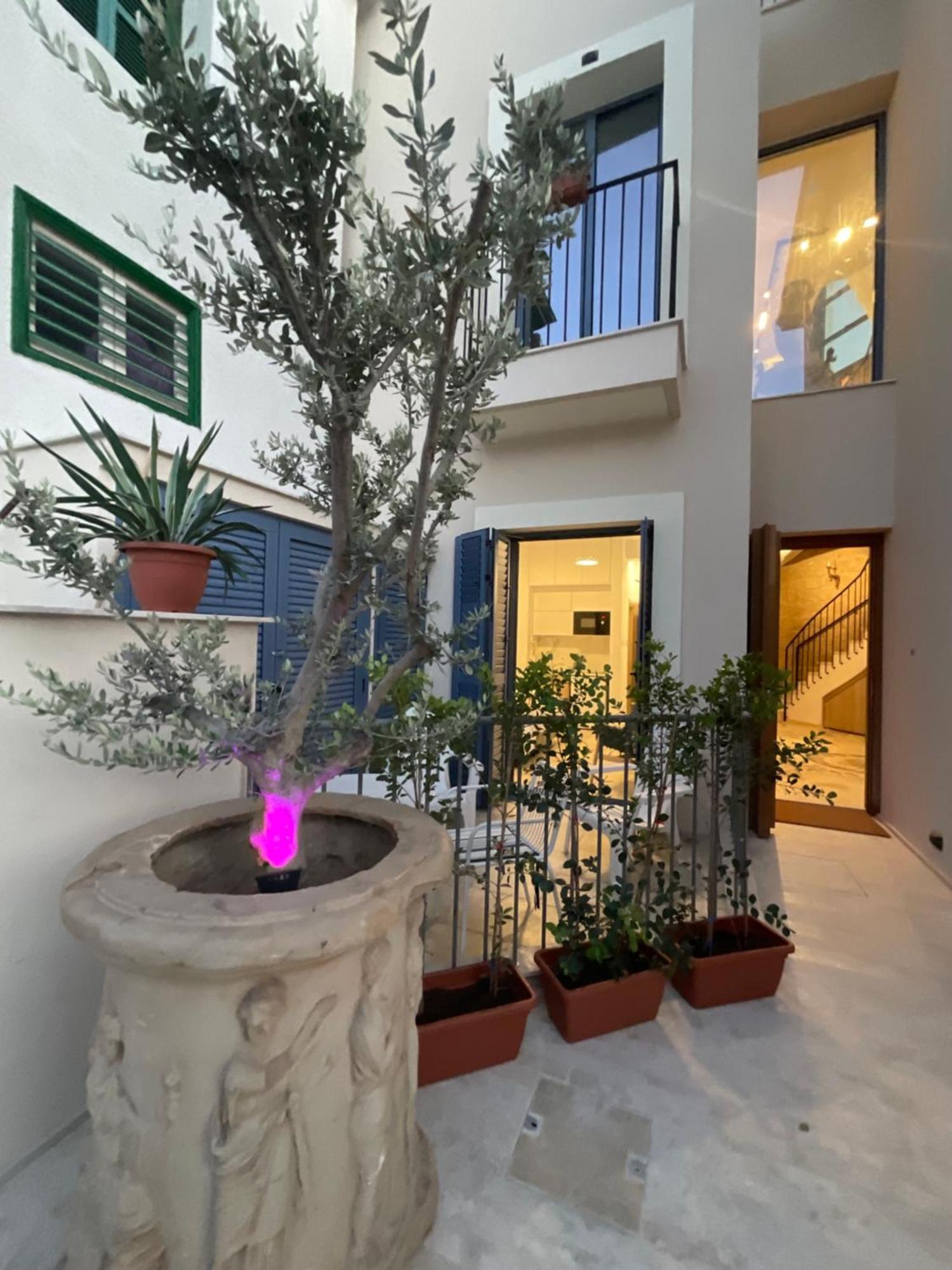 Le Voyageur By The Sea - Furnished Rooms Larnaca Bagian luar foto