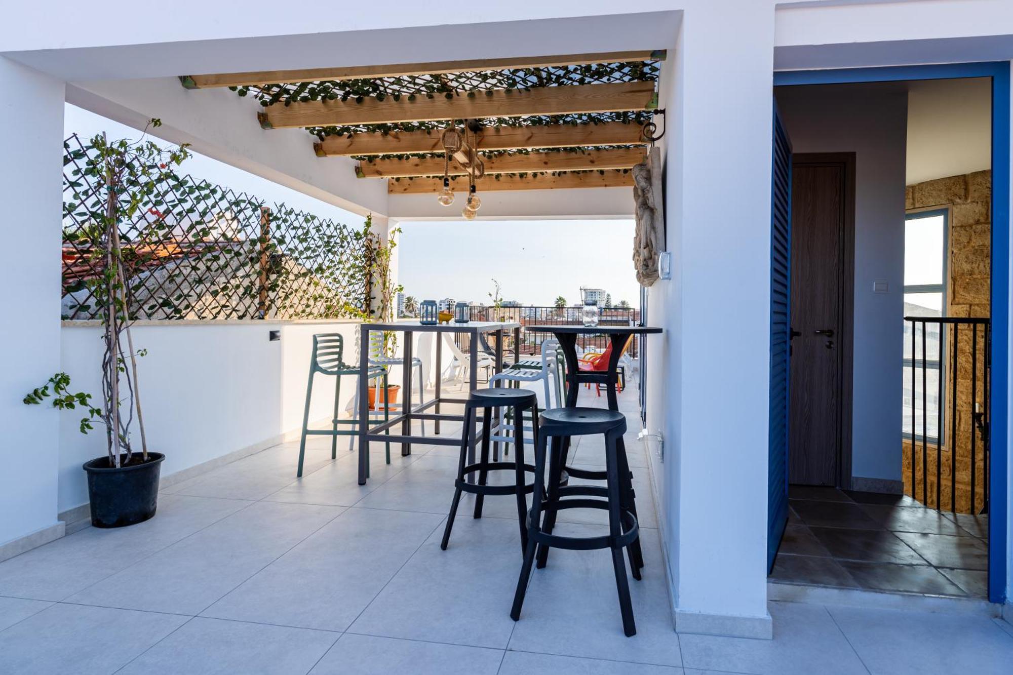 Le Voyageur By The Sea - Furnished Rooms Larnaca Bagian luar foto