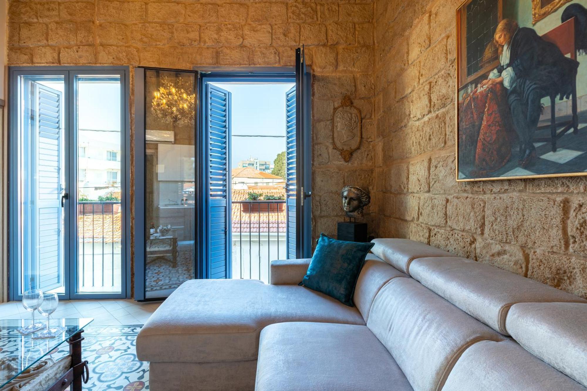 Le Voyageur By The Sea - Furnished Rooms Larnaca Bagian luar foto