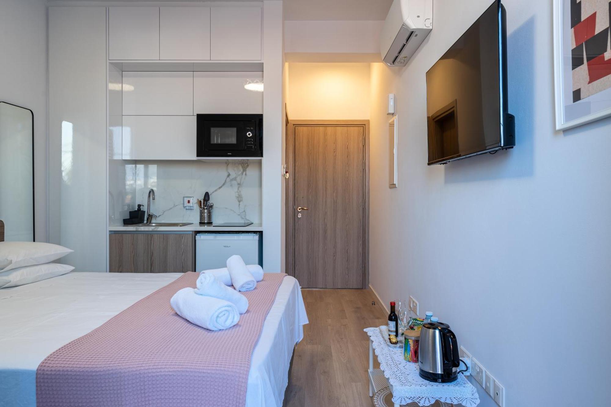 Le Voyageur By The Sea - Furnished Rooms Larnaca Bagian luar foto