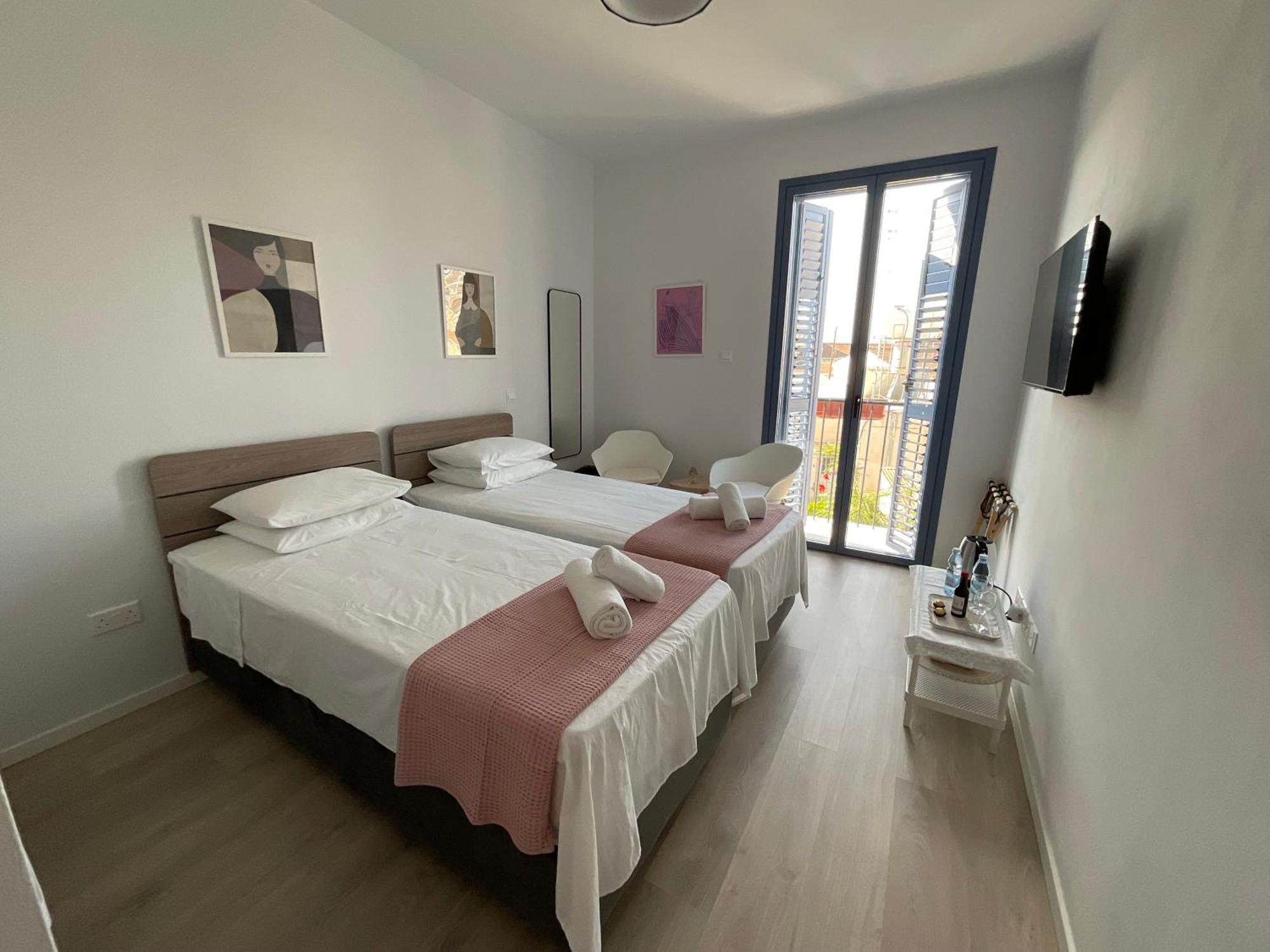 Le Voyageur By The Sea - Furnished Rooms Larnaca Bagian luar foto