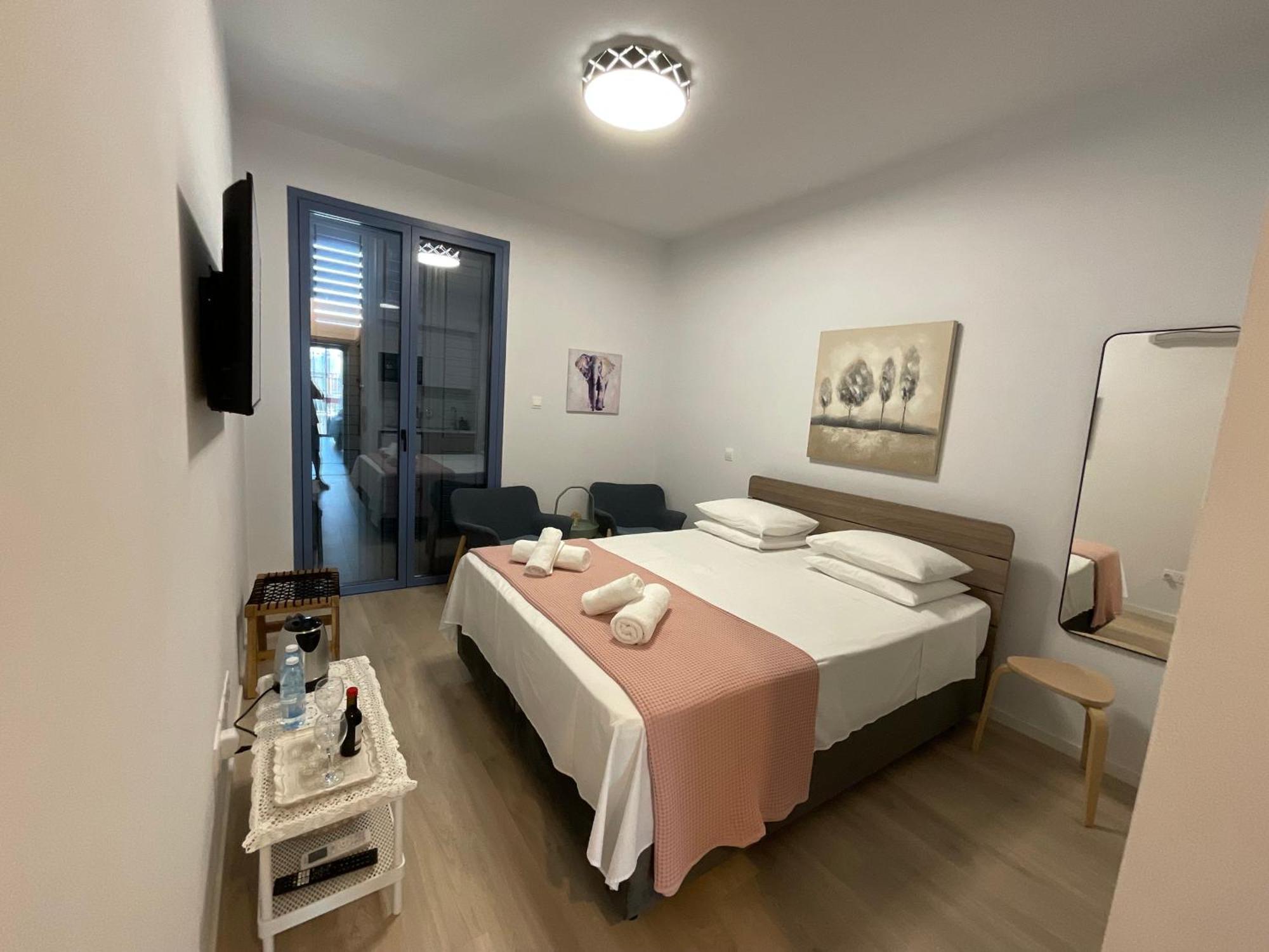 Le Voyageur By The Sea - Furnished Rooms Larnaca Bagian luar foto