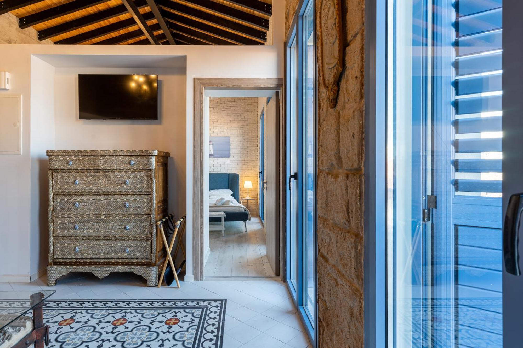 Le Voyageur By The Sea - Furnished Rooms Larnaca Bagian luar foto
