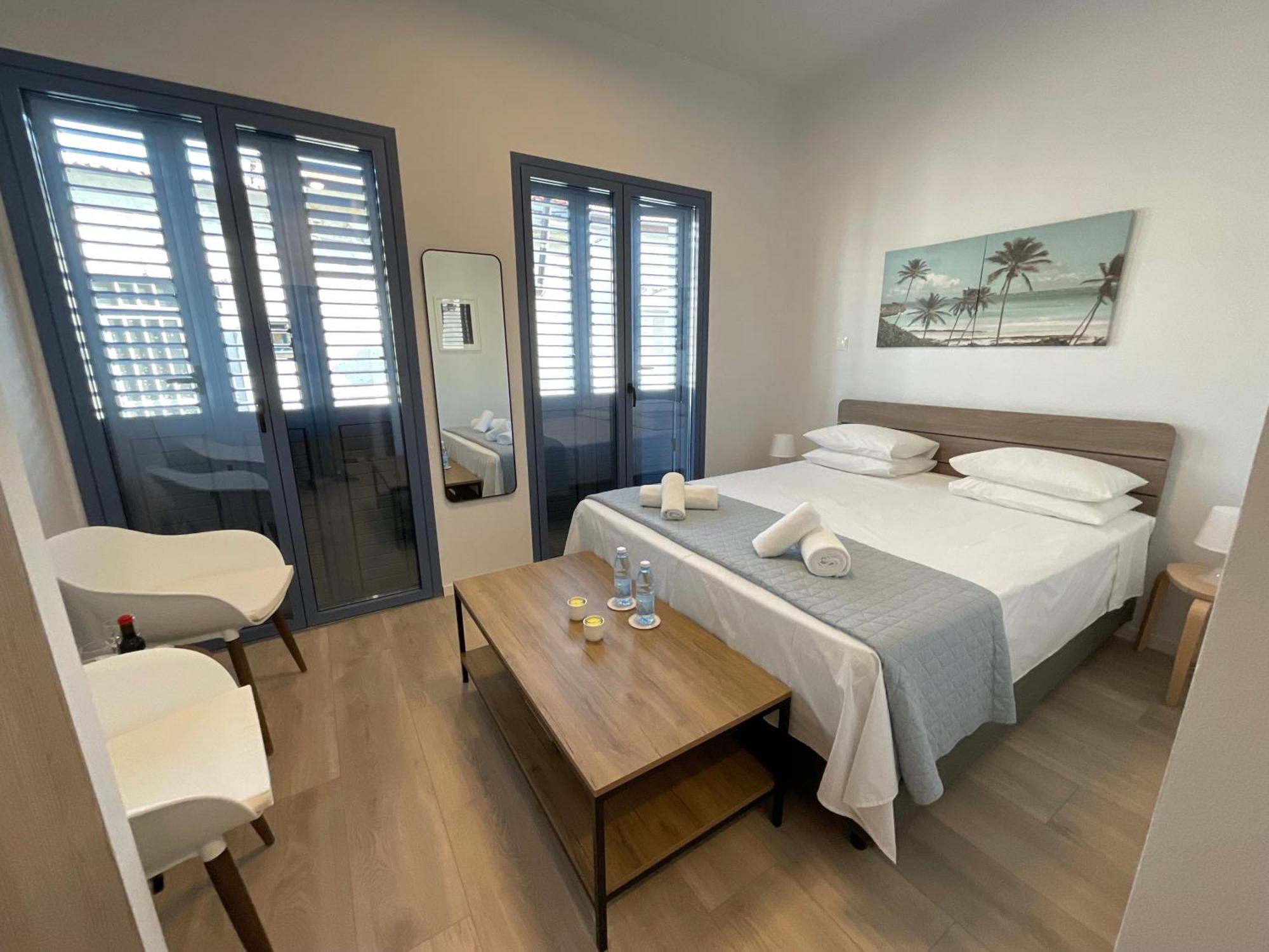 Le Voyageur By The Sea - Furnished Rooms Larnaca Bagian luar foto