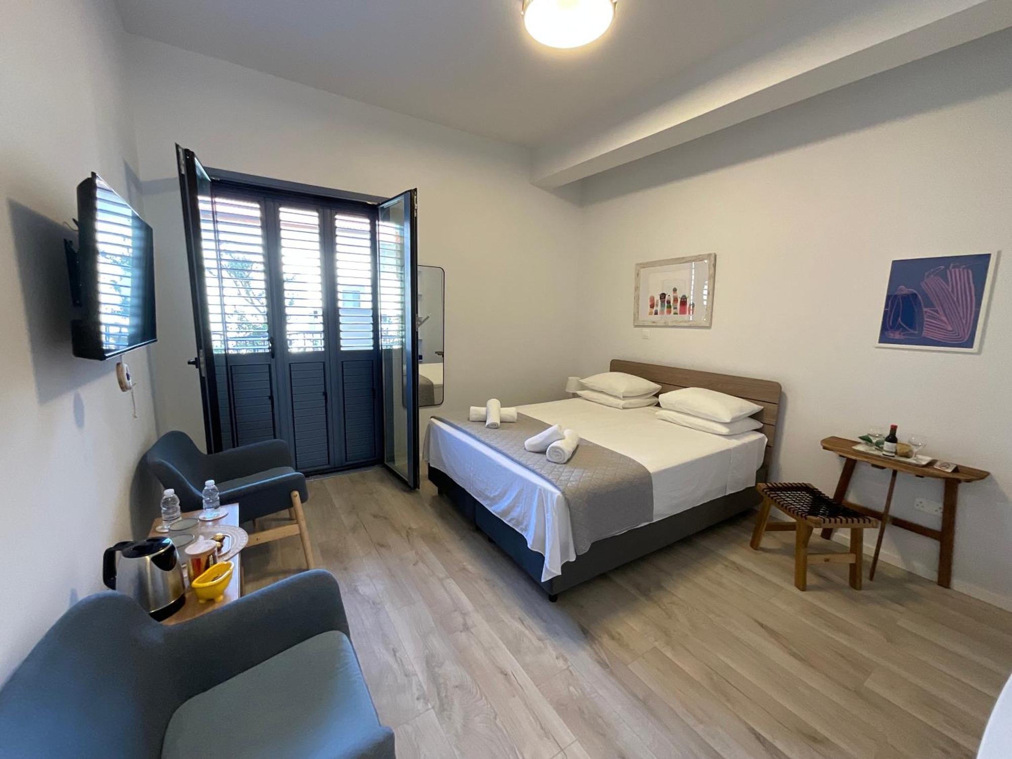 Le Voyageur By The Sea - Furnished Rooms Larnaca Bagian luar foto