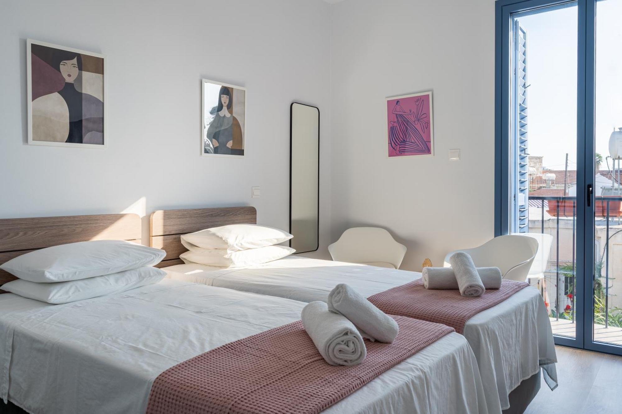 Le Voyageur By The Sea - Furnished Rooms Larnaca Bagian luar foto