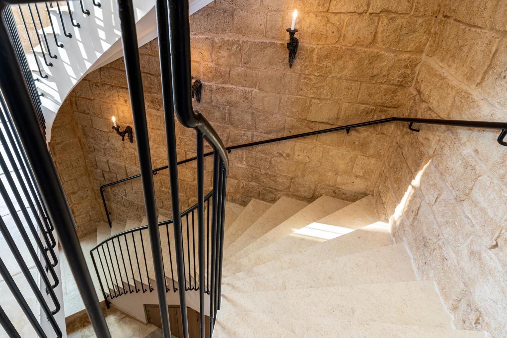 Le Voyageur By The Sea - Furnished Rooms Larnaca Bagian luar foto