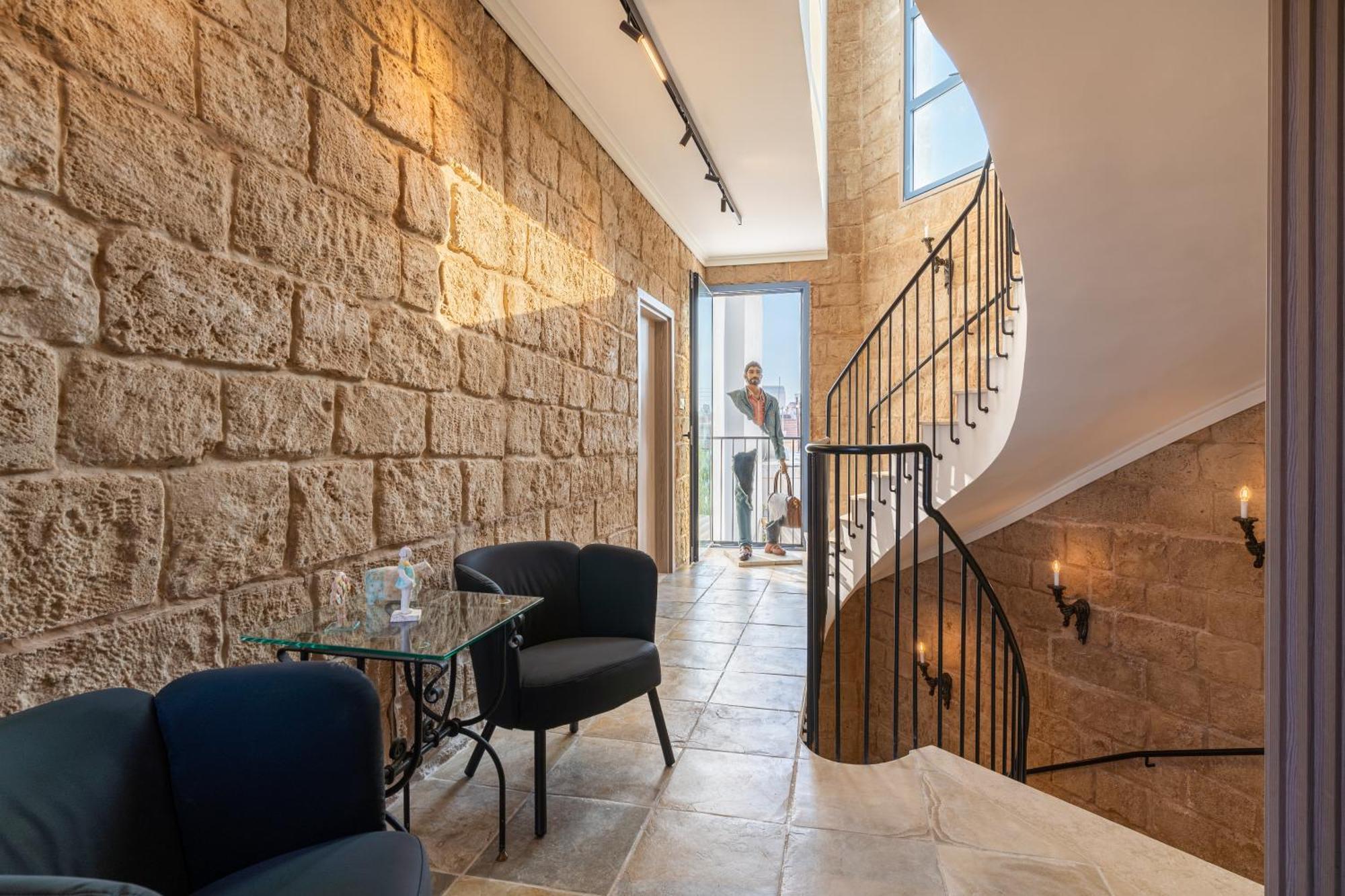 Le Voyageur By The Sea - Furnished Rooms Larnaca Bagian luar foto