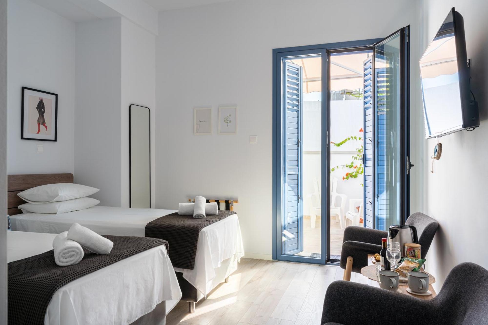 Le Voyageur By The Sea - Furnished Rooms Larnaca Bagian luar foto