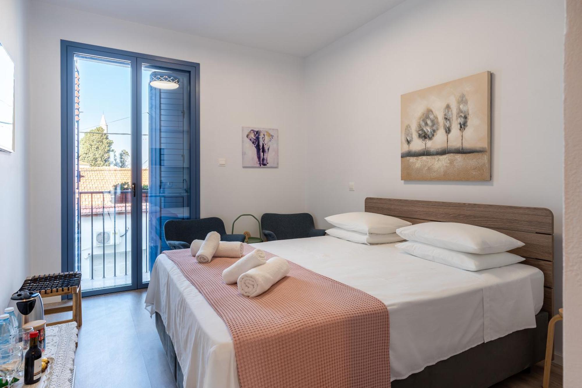 Le Voyageur By The Sea - Furnished Rooms Larnaca Bagian luar foto