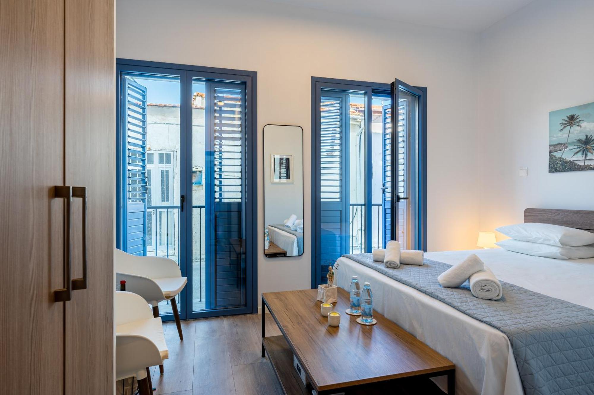 Le Voyageur By The Sea - Furnished Rooms Larnaca Bagian luar foto