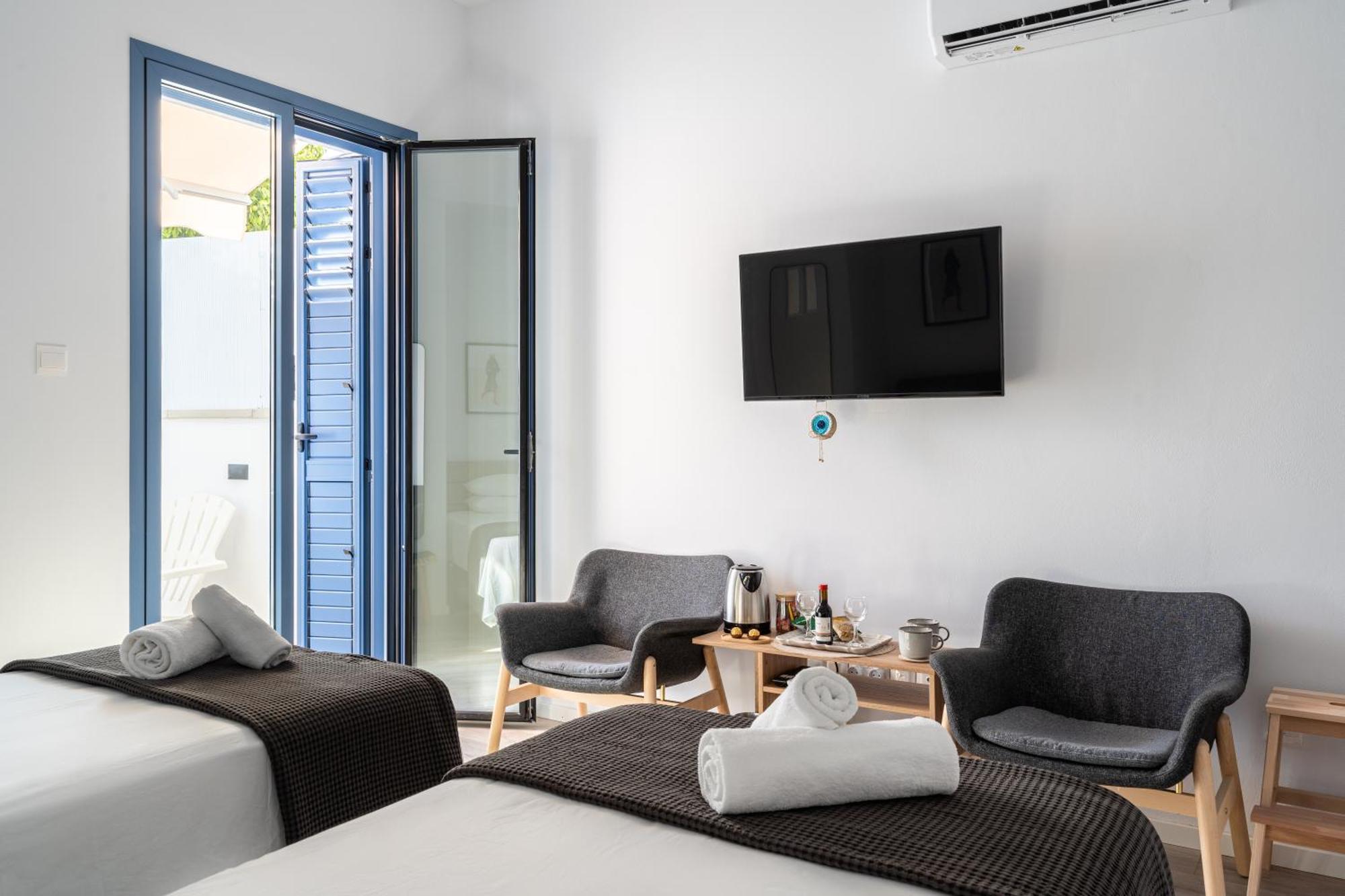 Le Voyageur By The Sea - Furnished Rooms Larnaca Bagian luar foto