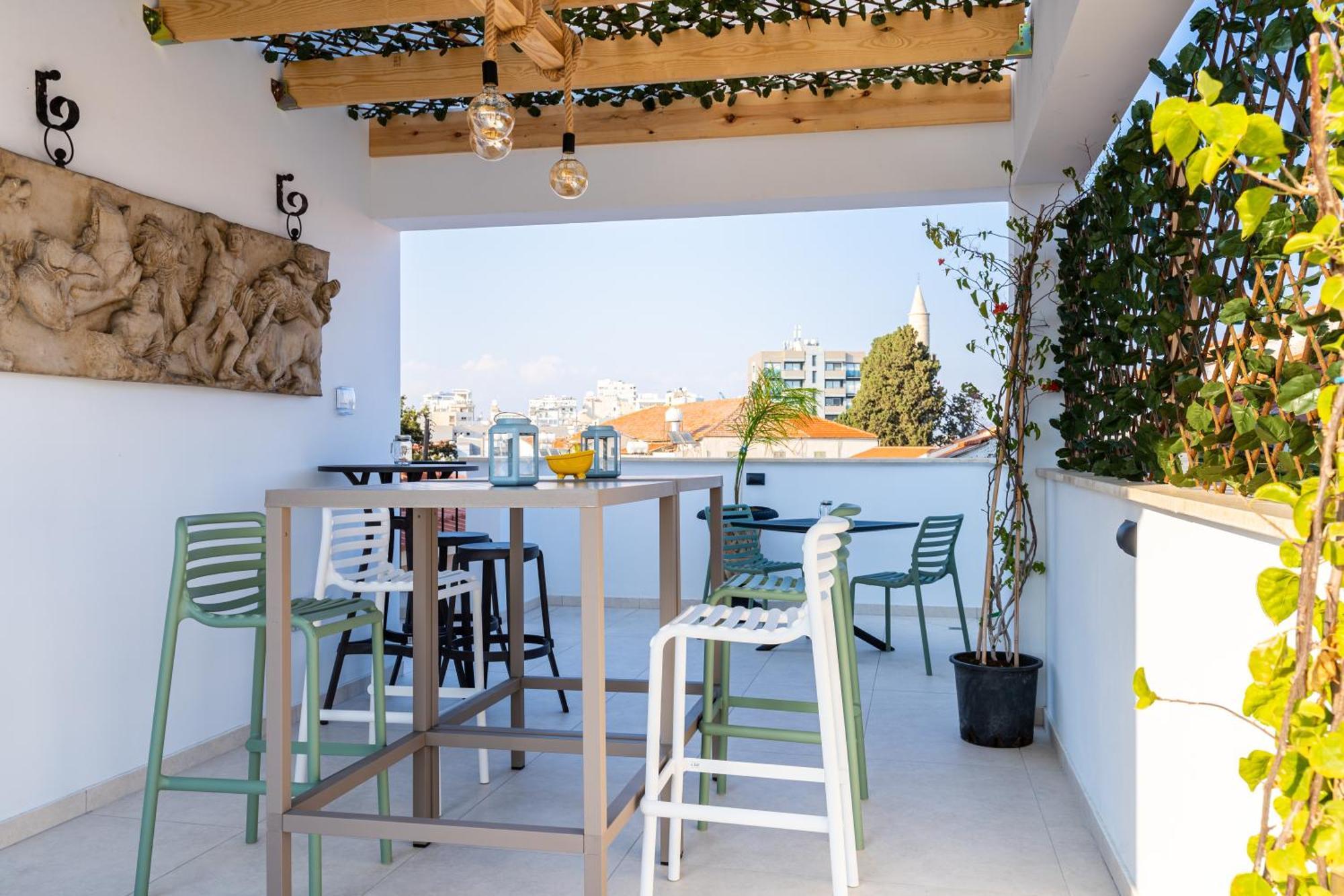 Le Voyageur By The Sea - Furnished Rooms Larnaca Bagian luar foto