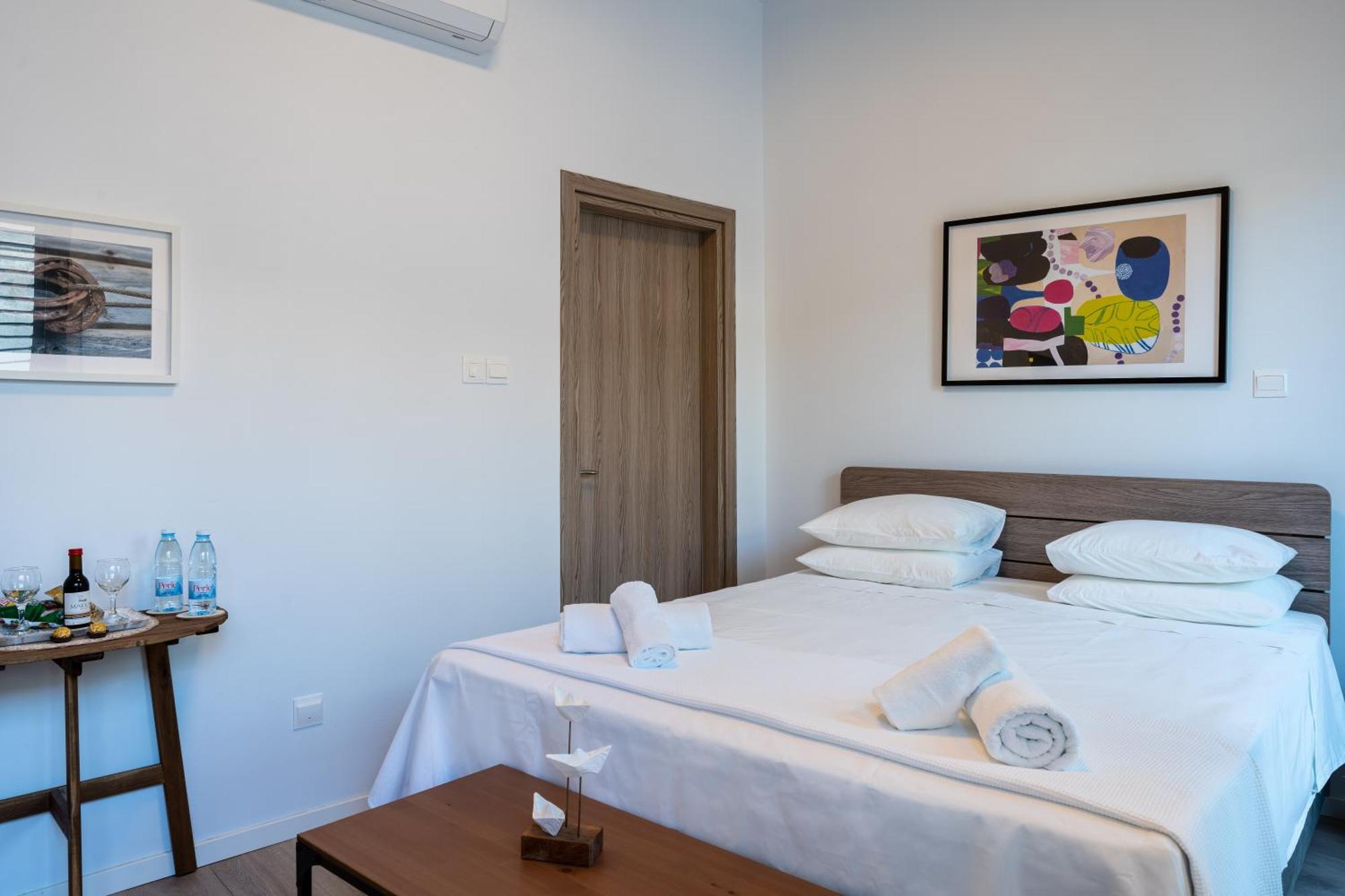 Le Voyageur By The Sea - Furnished Rooms Larnaca Bagian luar foto