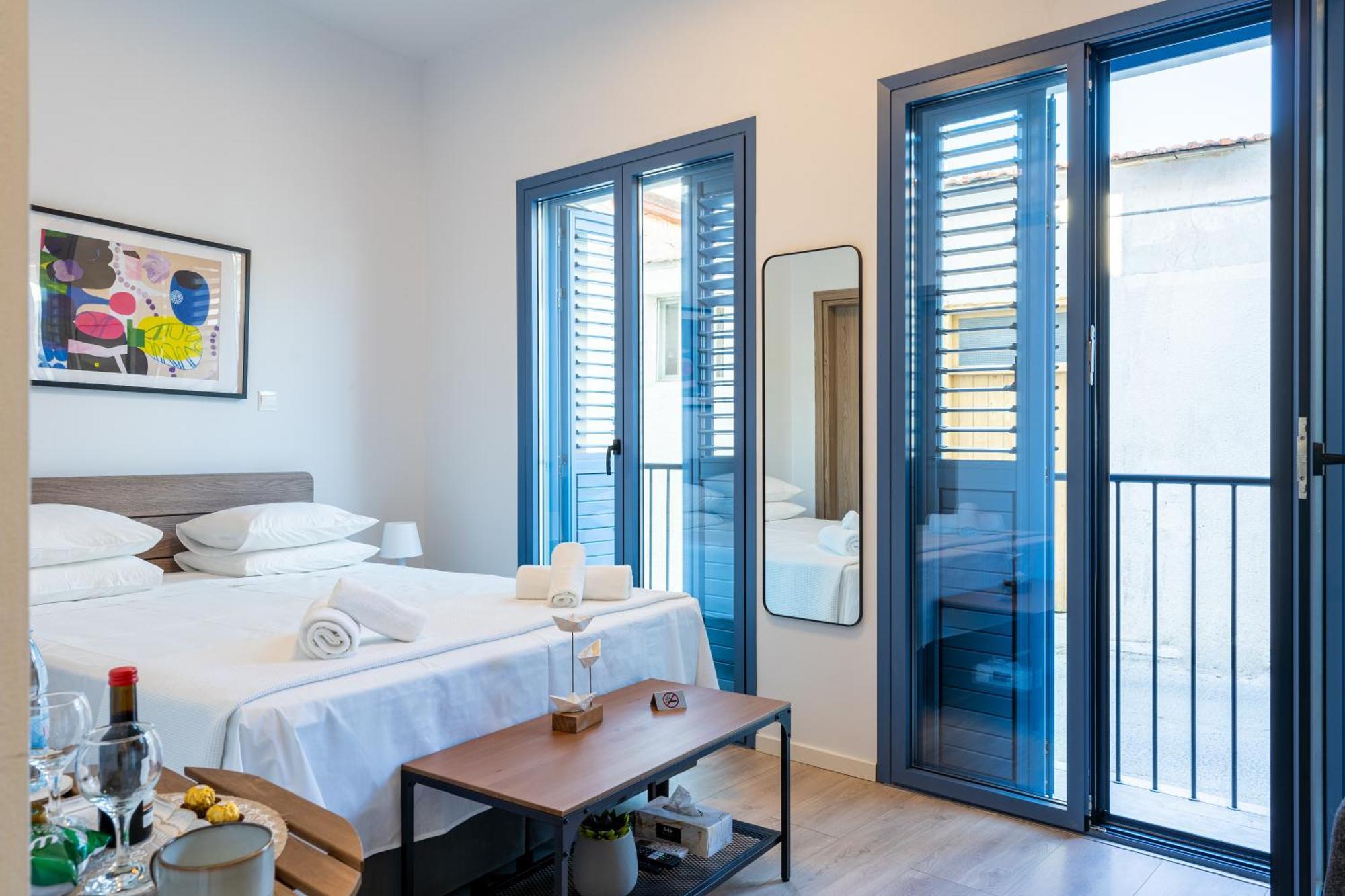 Le Voyageur By The Sea - Furnished Rooms Larnaca Bagian luar foto