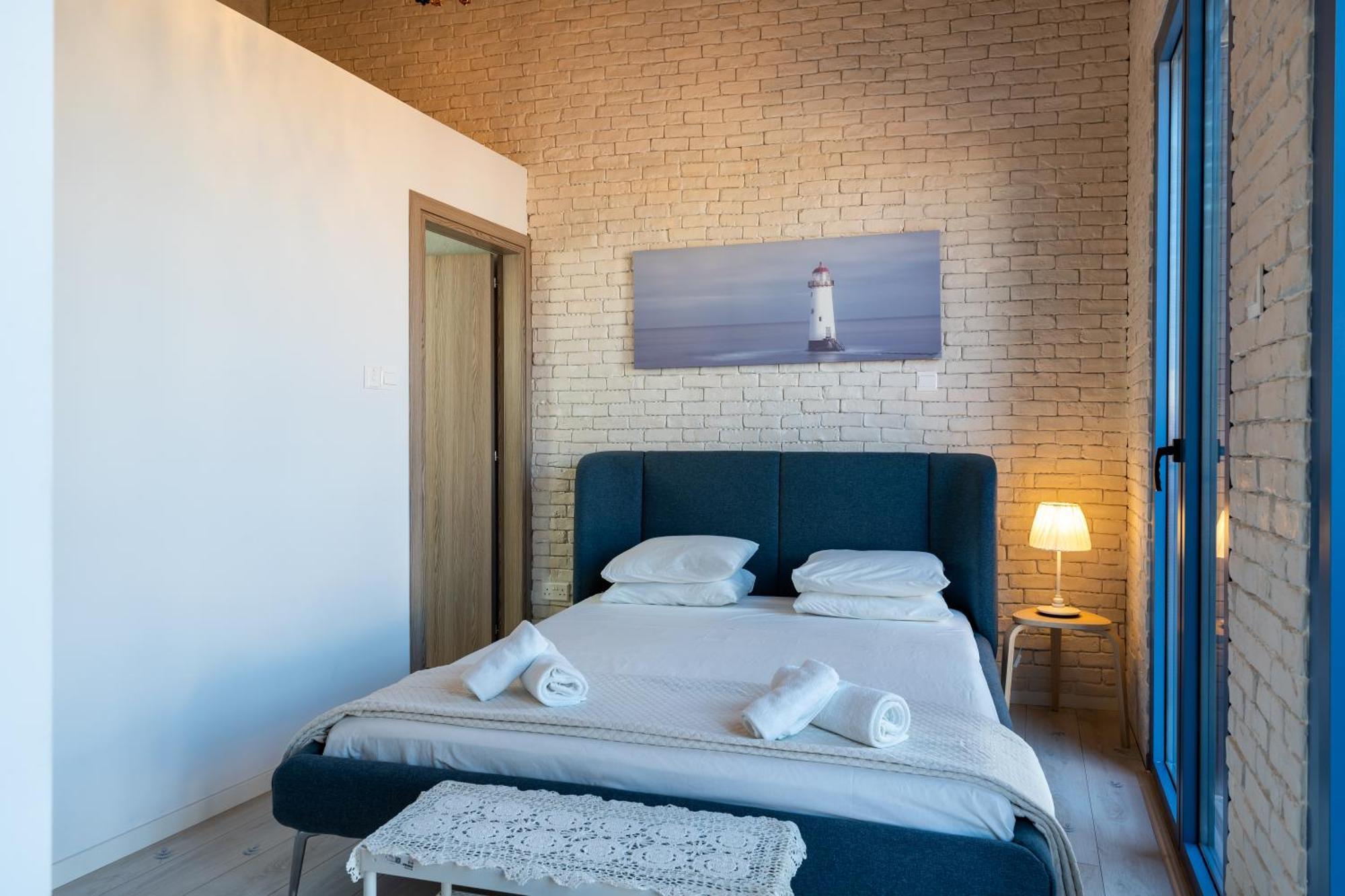 Le Voyageur By The Sea - Furnished Rooms Larnaca Bagian luar foto
