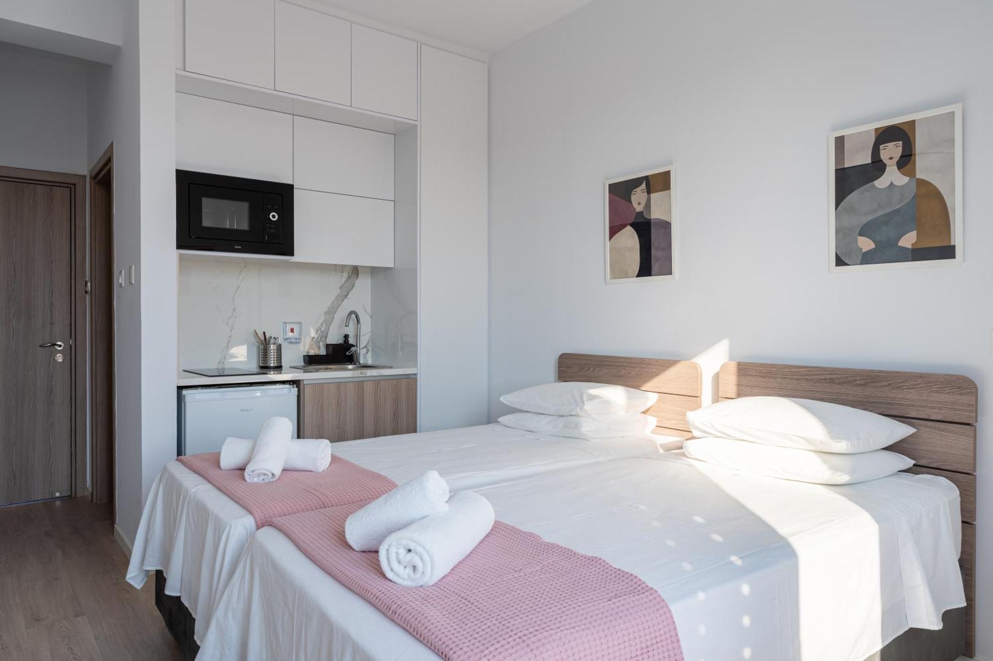 Le Voyageur By The Sea - Furnished Rooms Larnaca Bagian luar foto