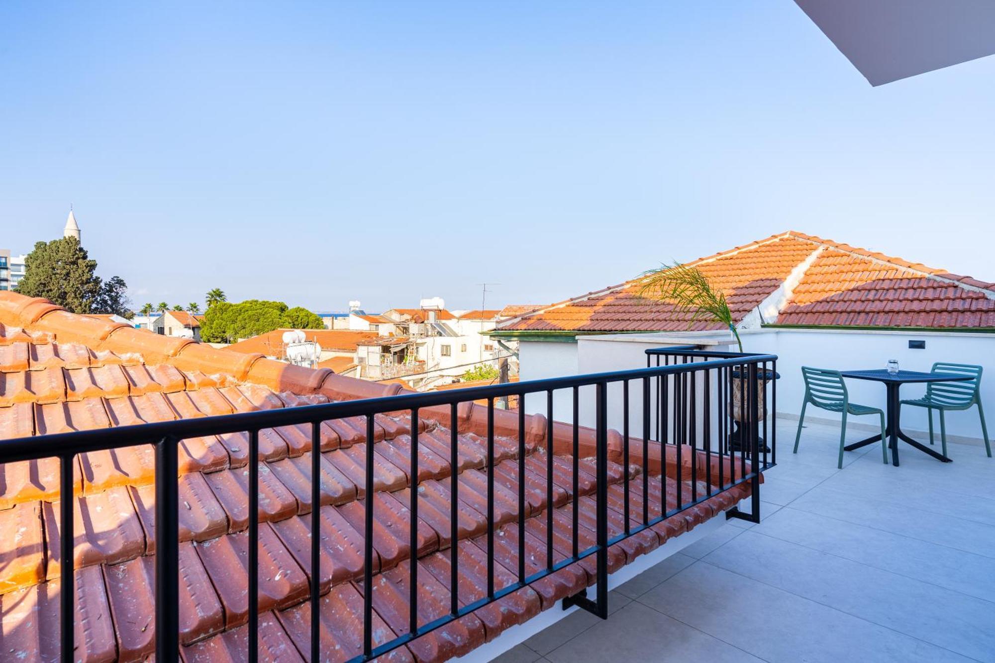 Le Voyageur By The Sea - Furnished Rooms Larnaca Bagian luar foto