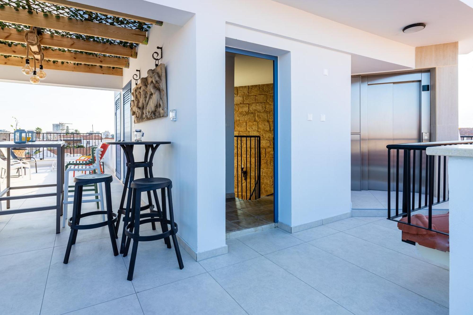 Le Voyageur By The Sea - Furnished Rooms Larnaca Bagian luar foto