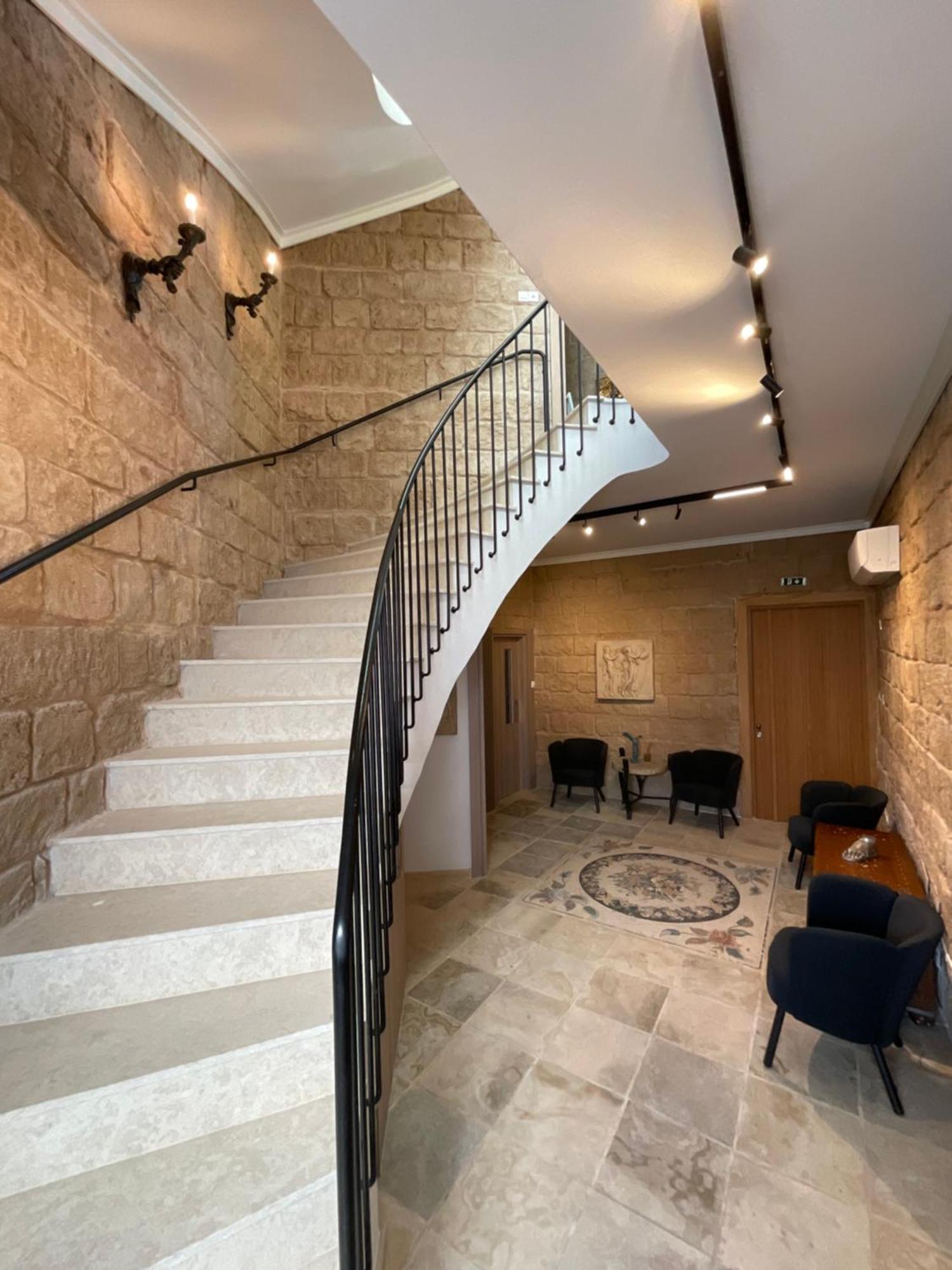 Le Voyageur By The Sea - Furnished Rooms Larnaca Bagian luar foto