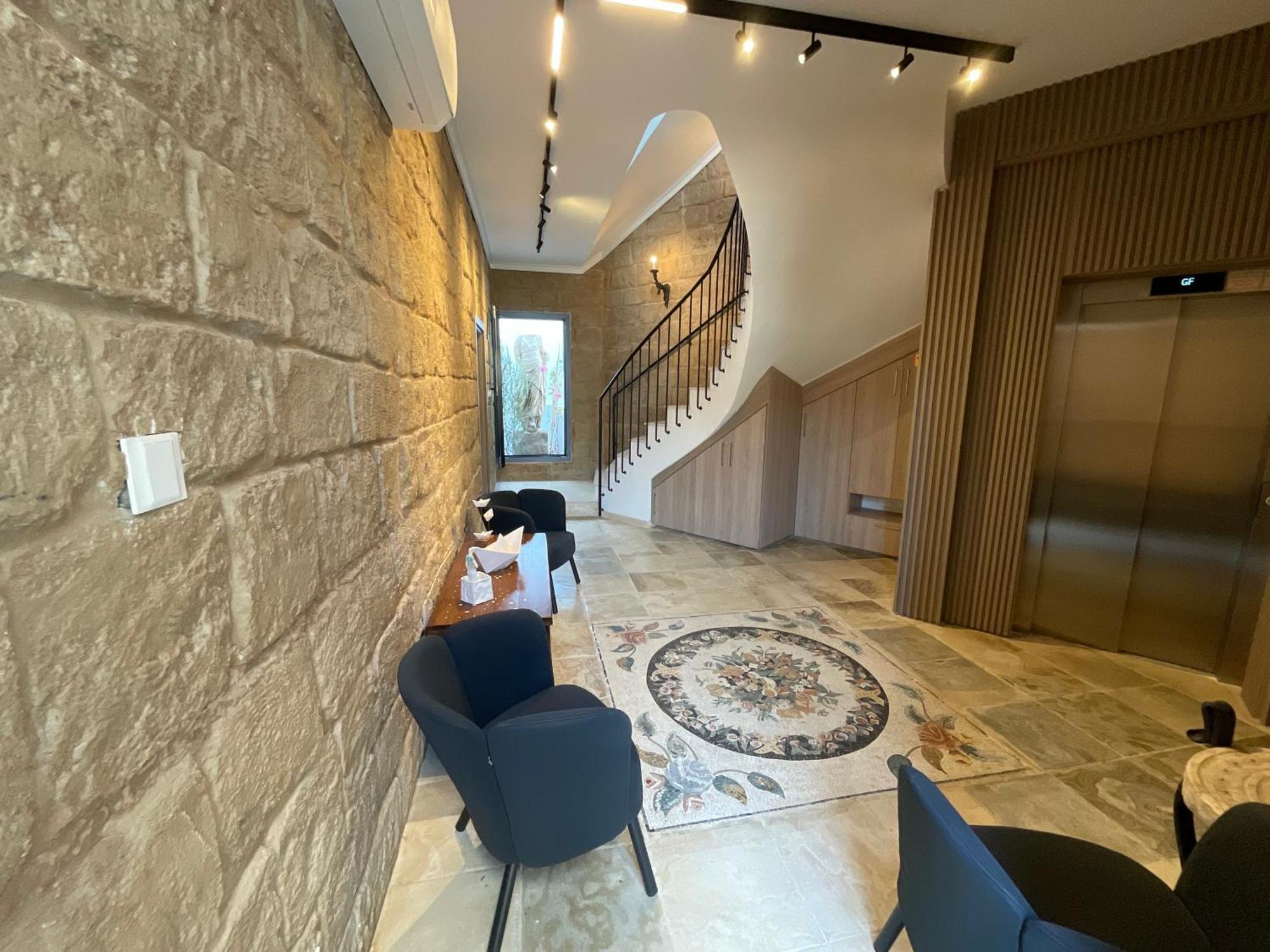 Le Voyageur By The Sea - Furnished Rooms Larnaca Bagian luar foto
