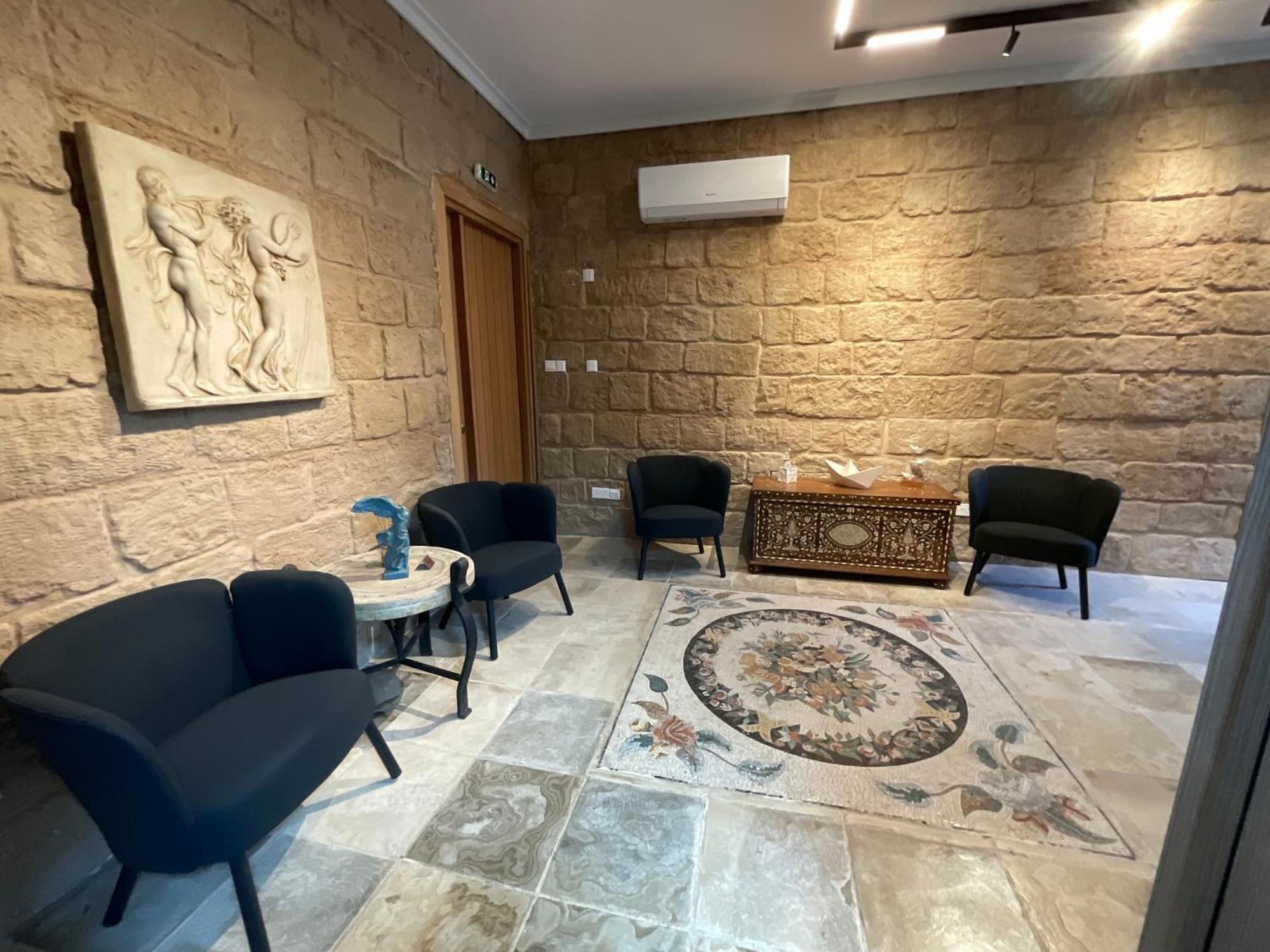 Le Voyageur By The Sea - Furnished Rooms Larnaca Bagian luar foto